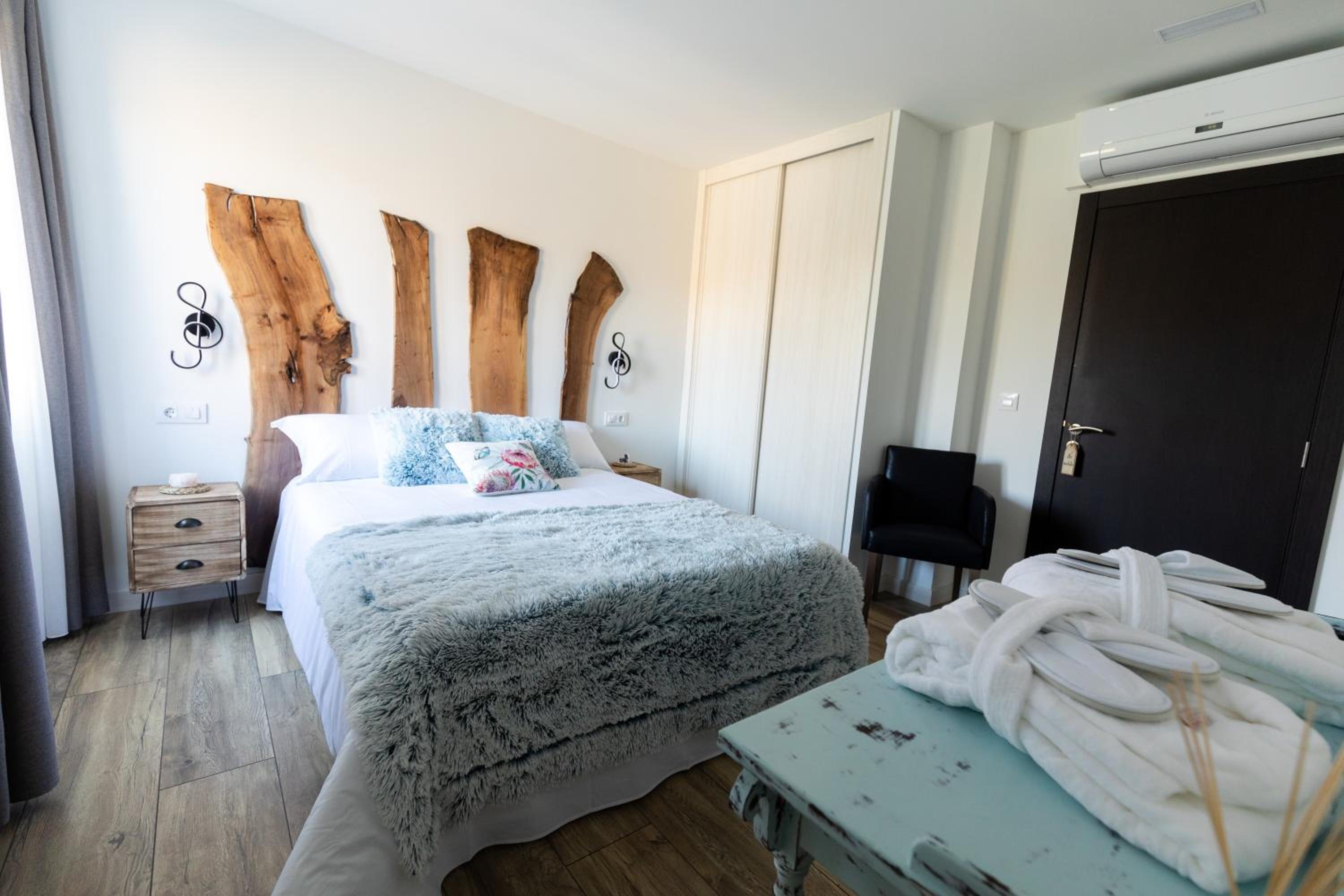 Double Room - Photo 6