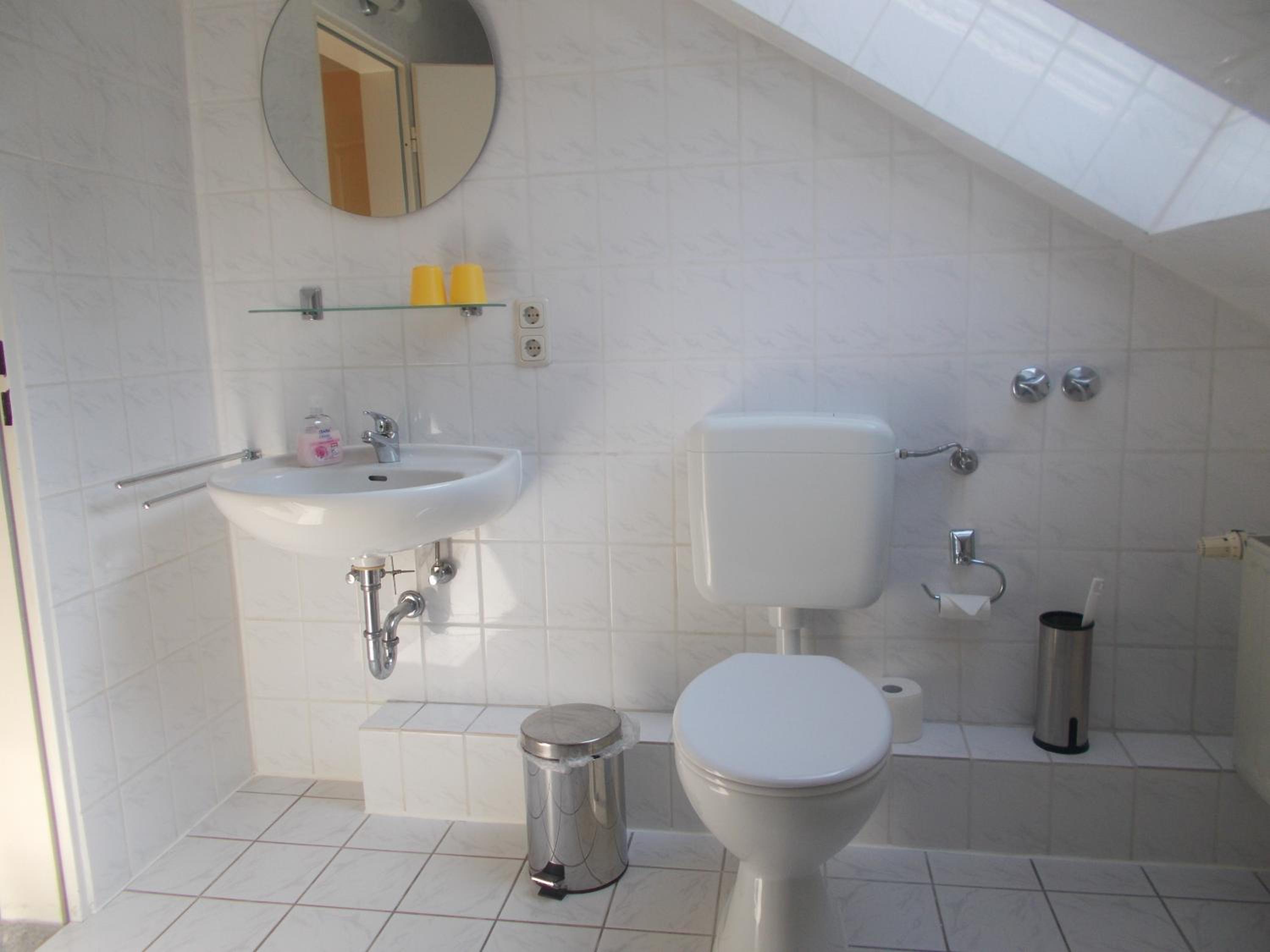 Small One-Bedroom Apartment - 2 - Photo 10