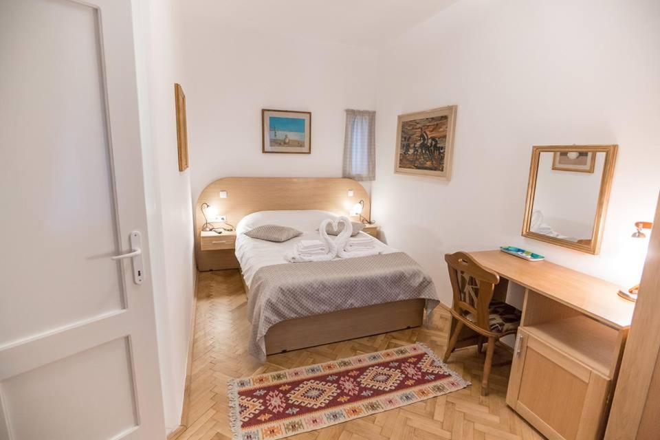 Small Double Room - Photo 6