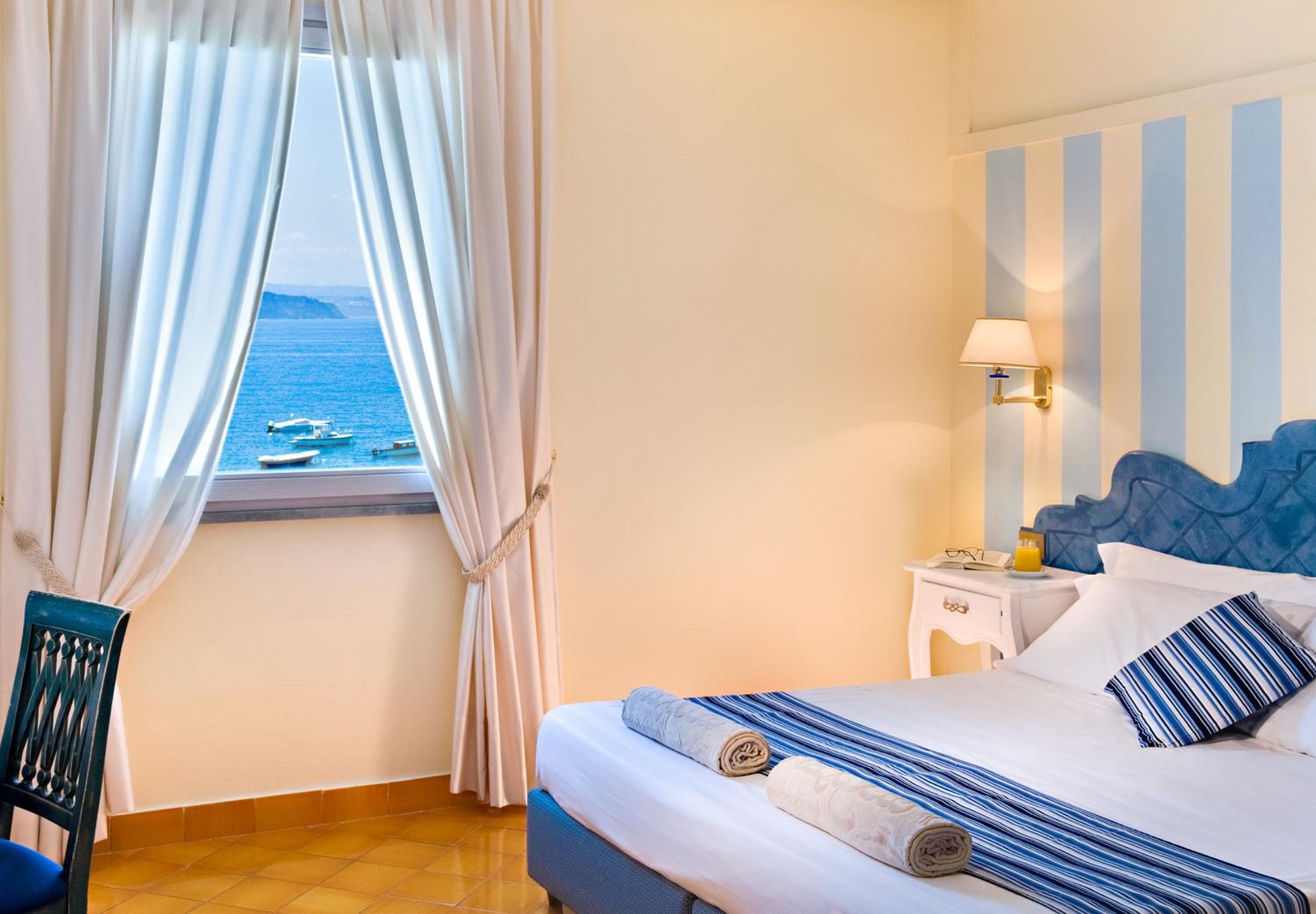 Double or Twin Room with Sea View - Photo 1