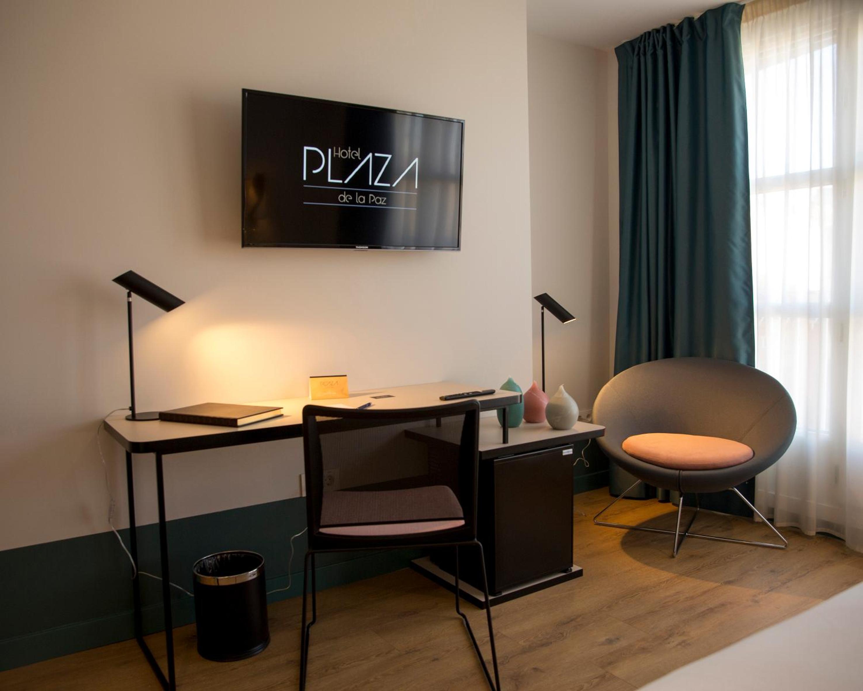 Deluxe King Room - Photo 7