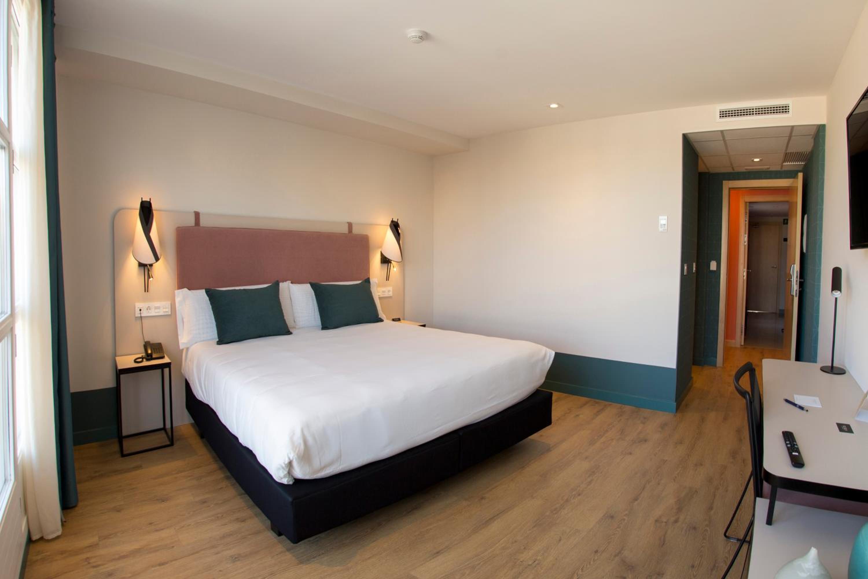 Deluxe King Room - Photo 2