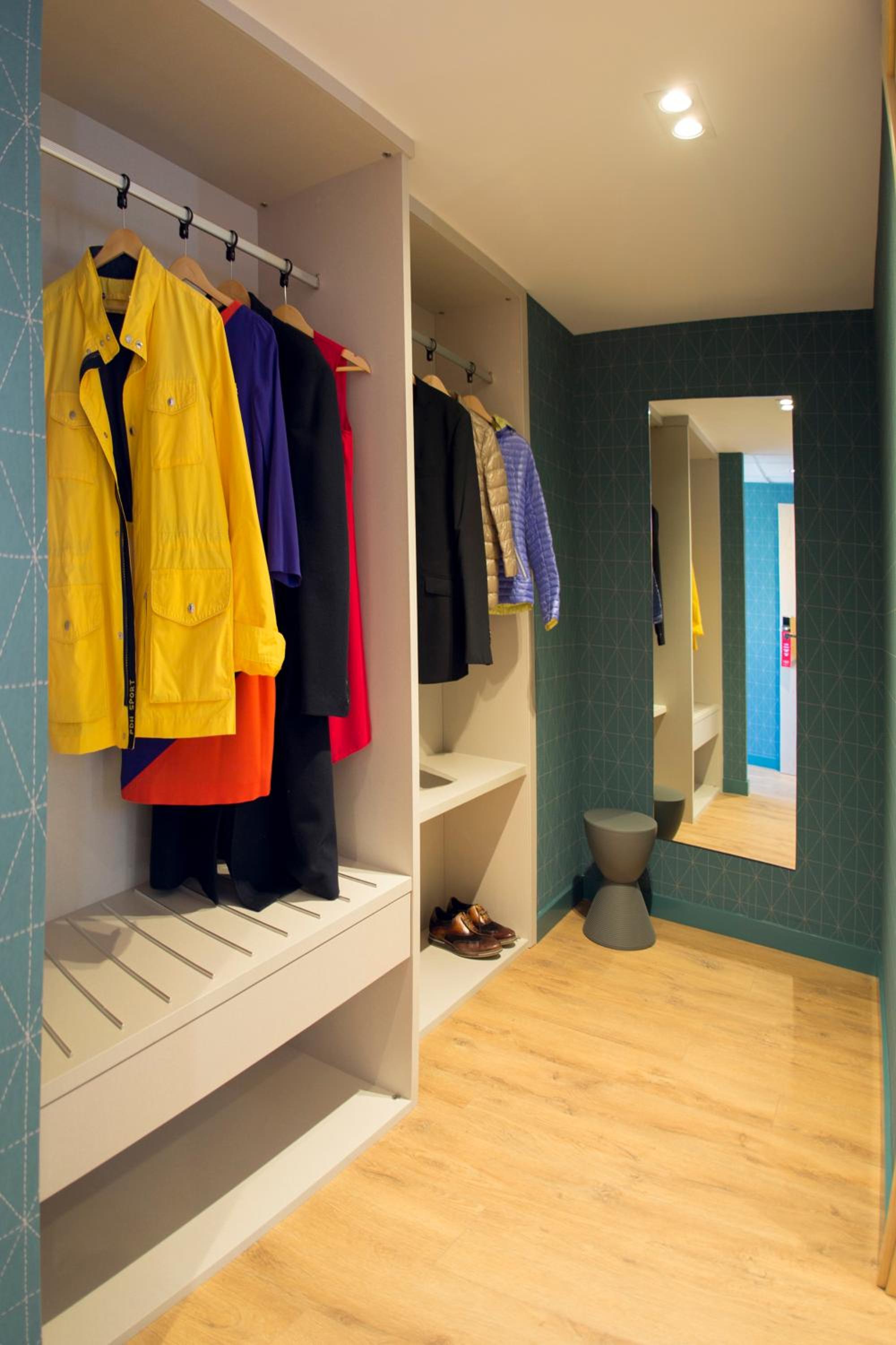 Deluxe King Room - Photo 8