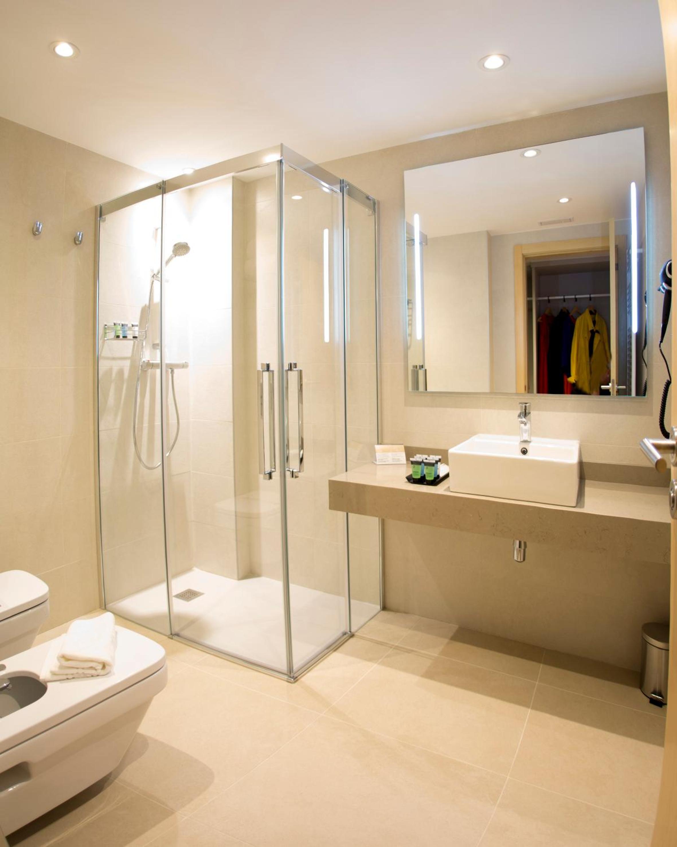 Deluxe King Room - Photo 3