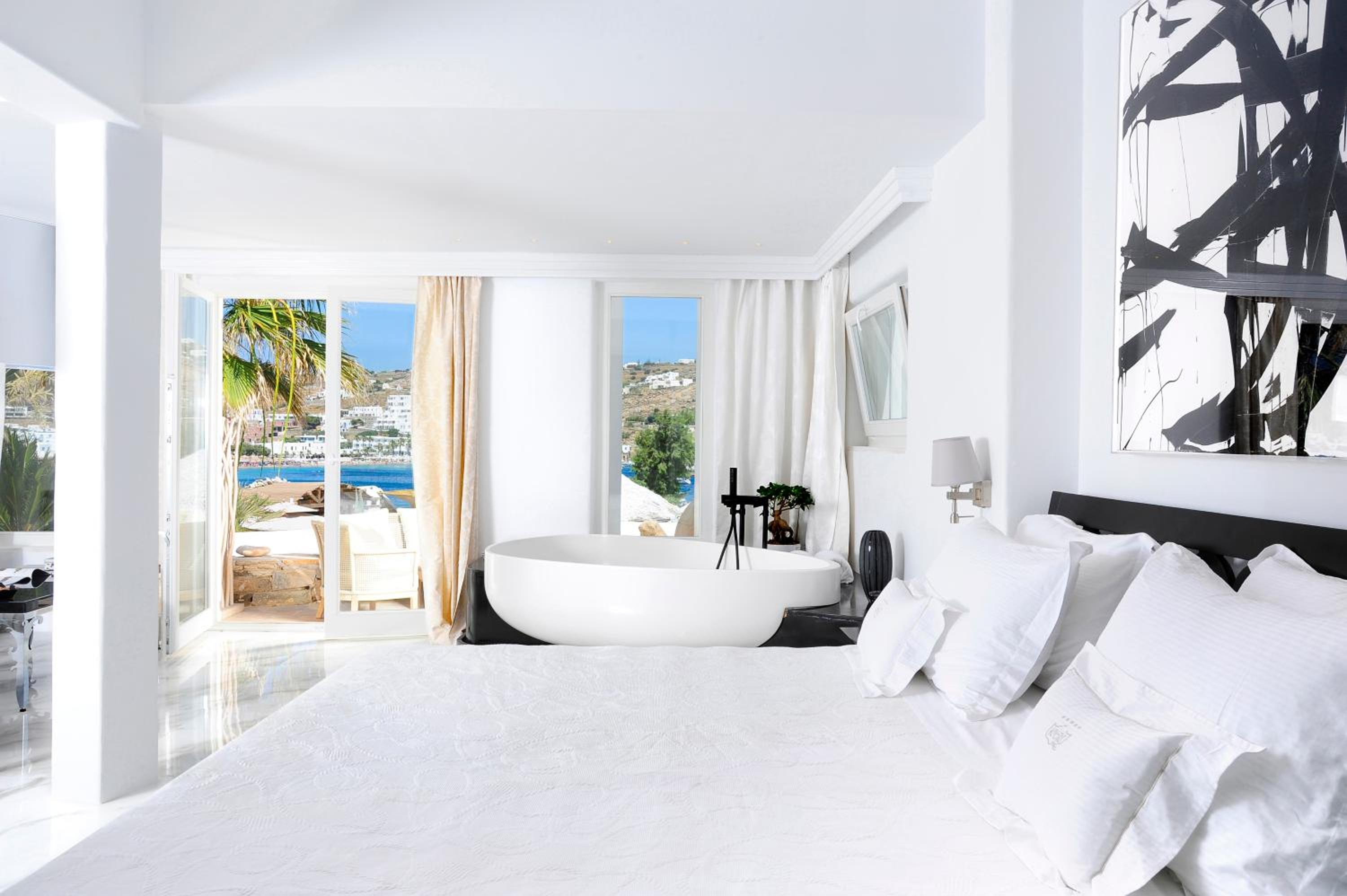 Deluxe Suite with Sea View - Photo 13