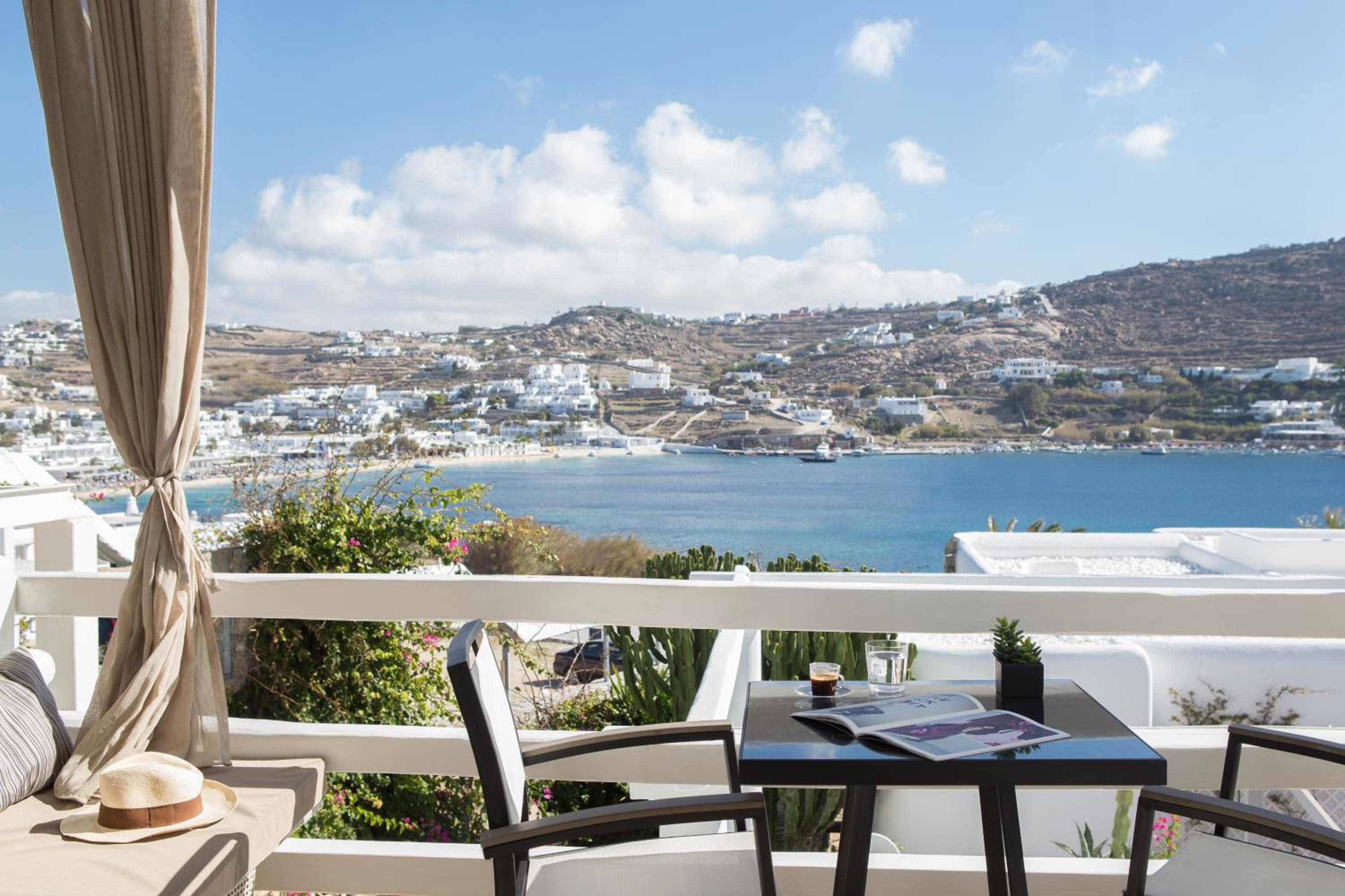 Deluxe Suite with Sea View - Photo 9