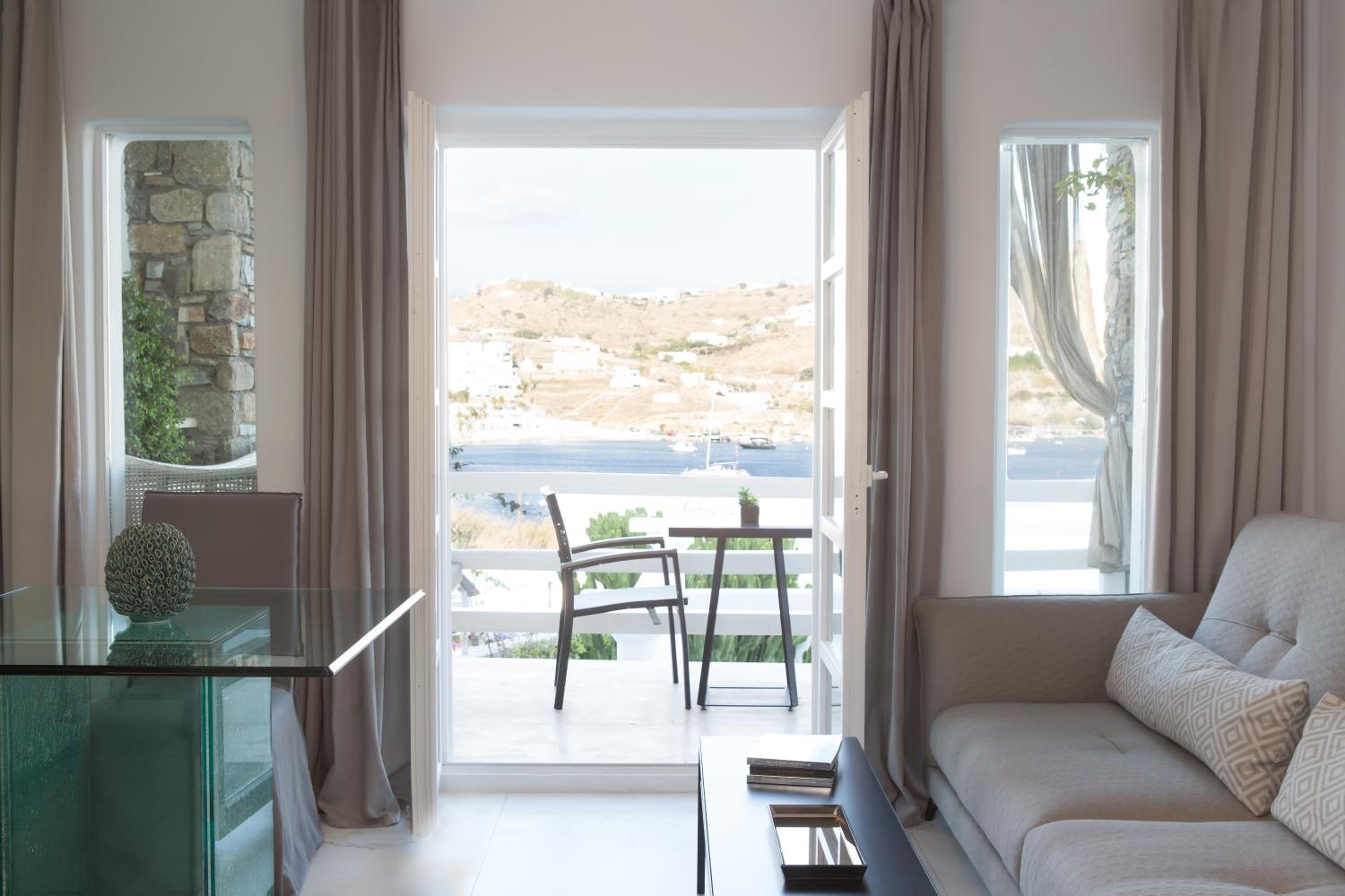 Deluxe Suite with Sea View - Photo 8