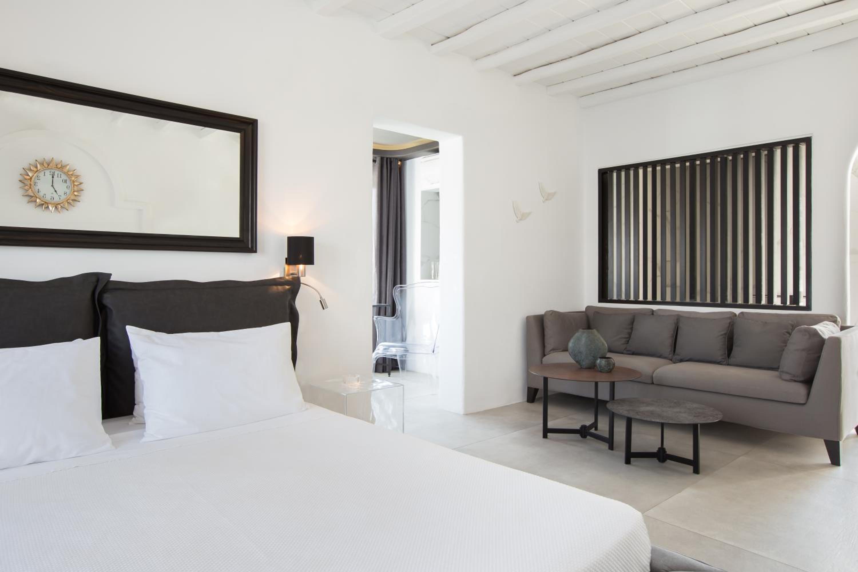 Deluxe Suite with Sea View - Photo 6