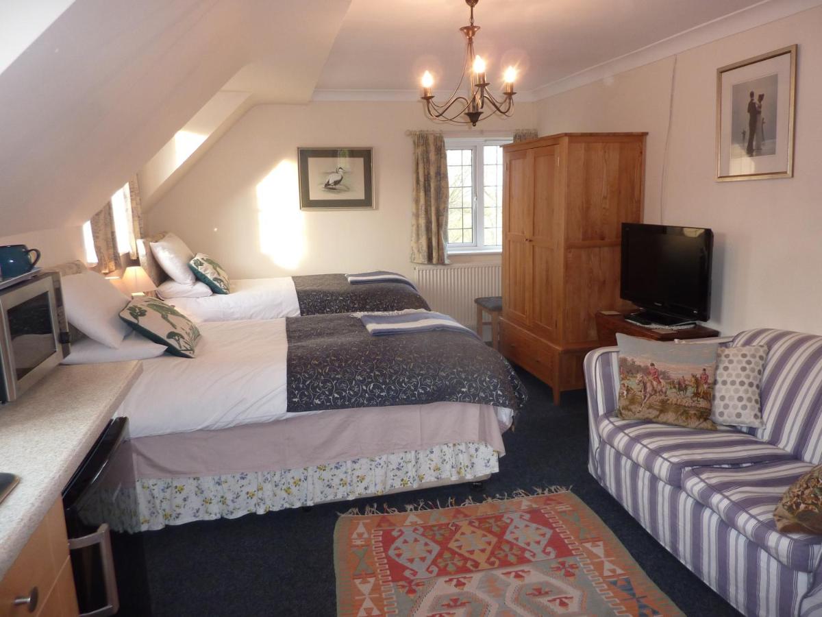 Standard Twin Room with Sofa photo 2