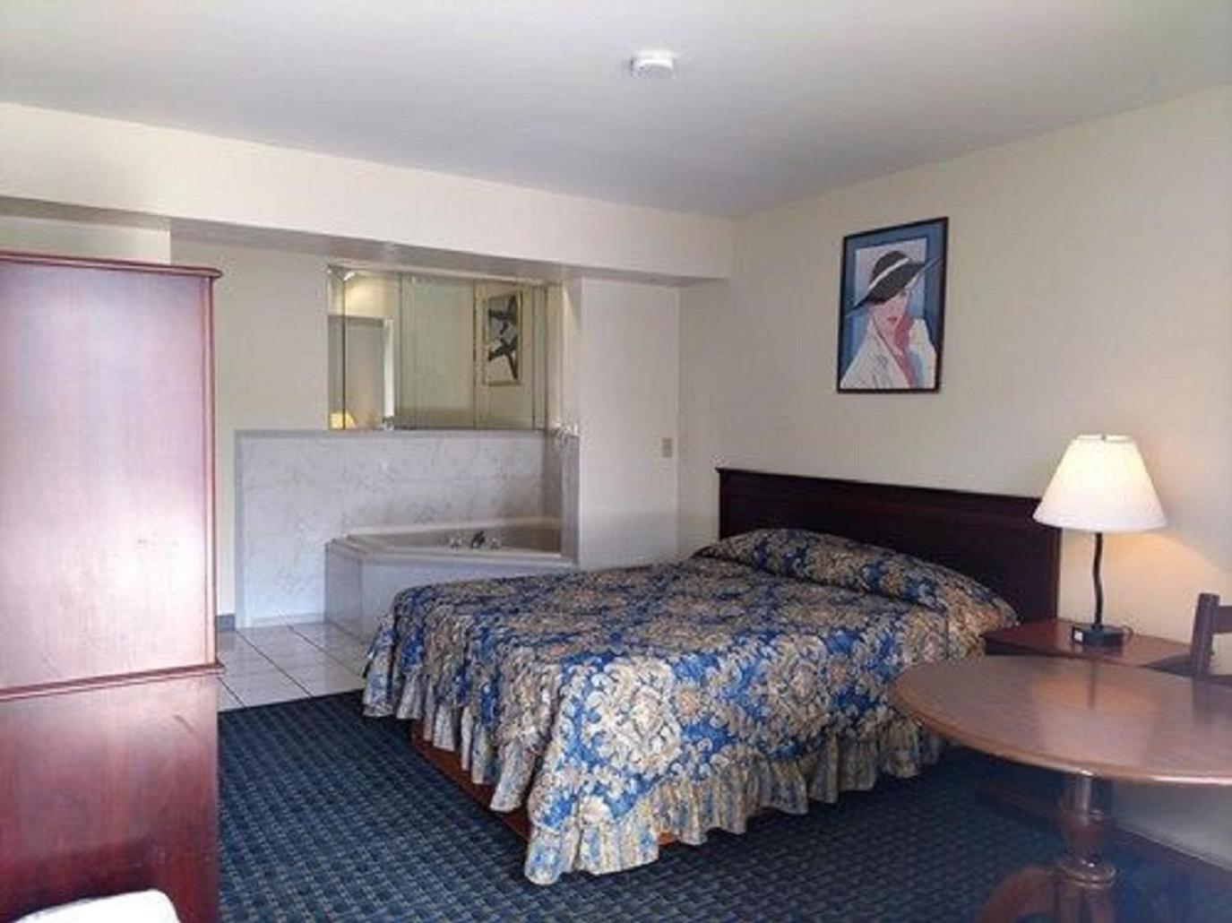 Queen Suite with Spa Bath photo 3