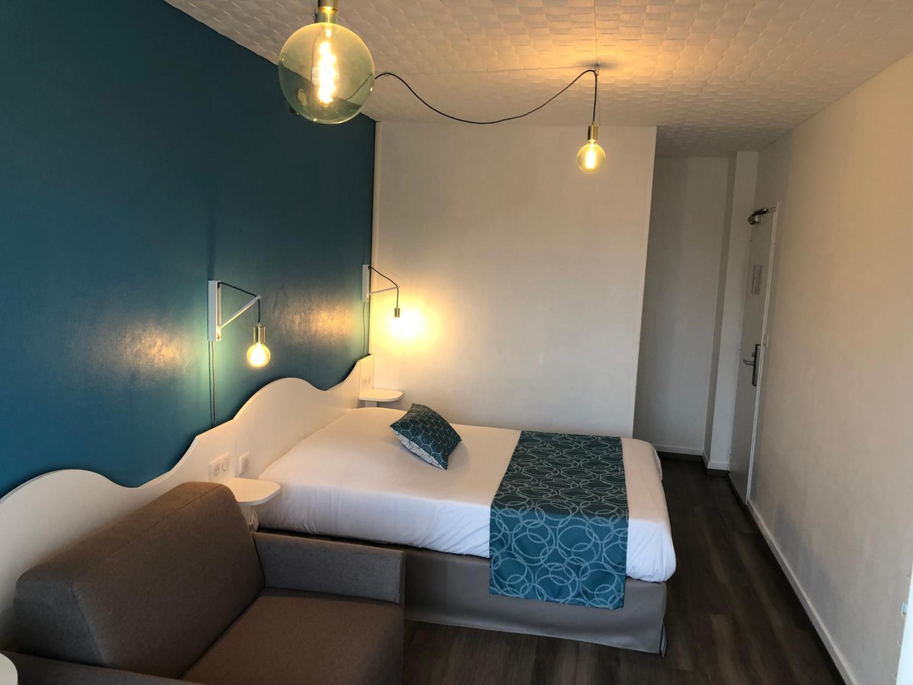 Superior Room with Balcony - Photo 3