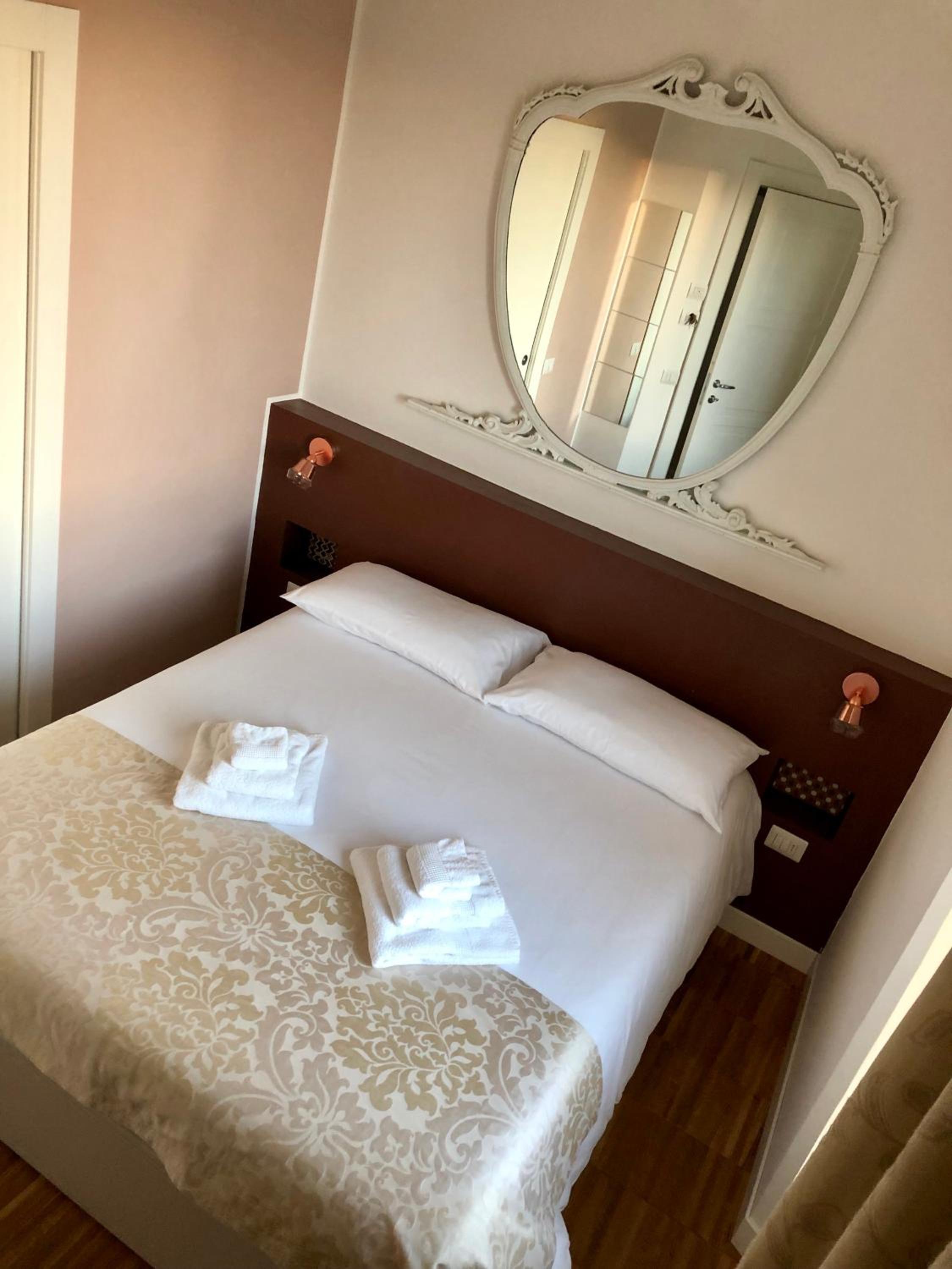 Small Double Room - Photo 6
