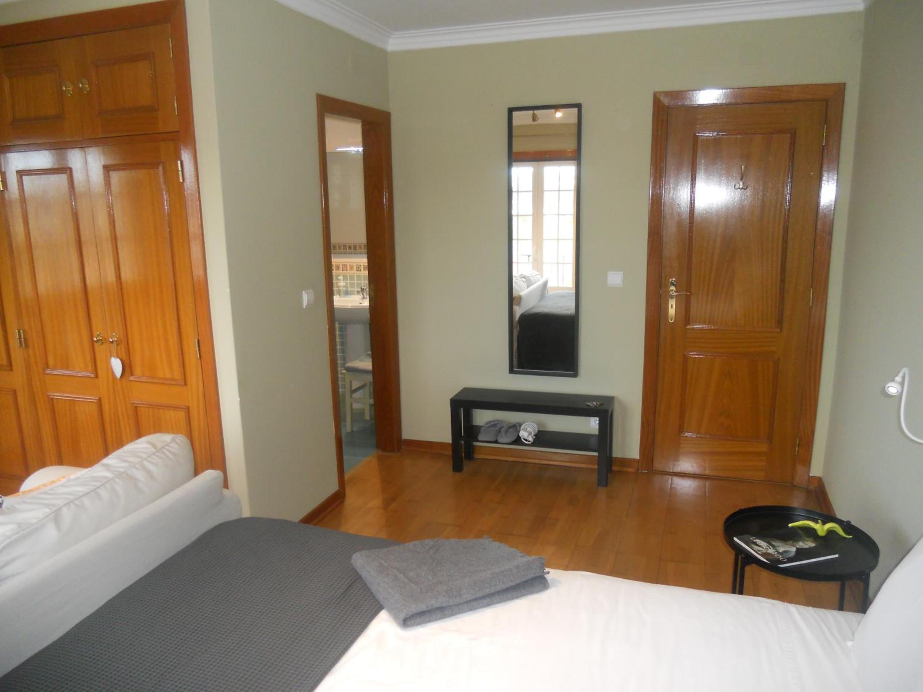 Queen Room photo 2