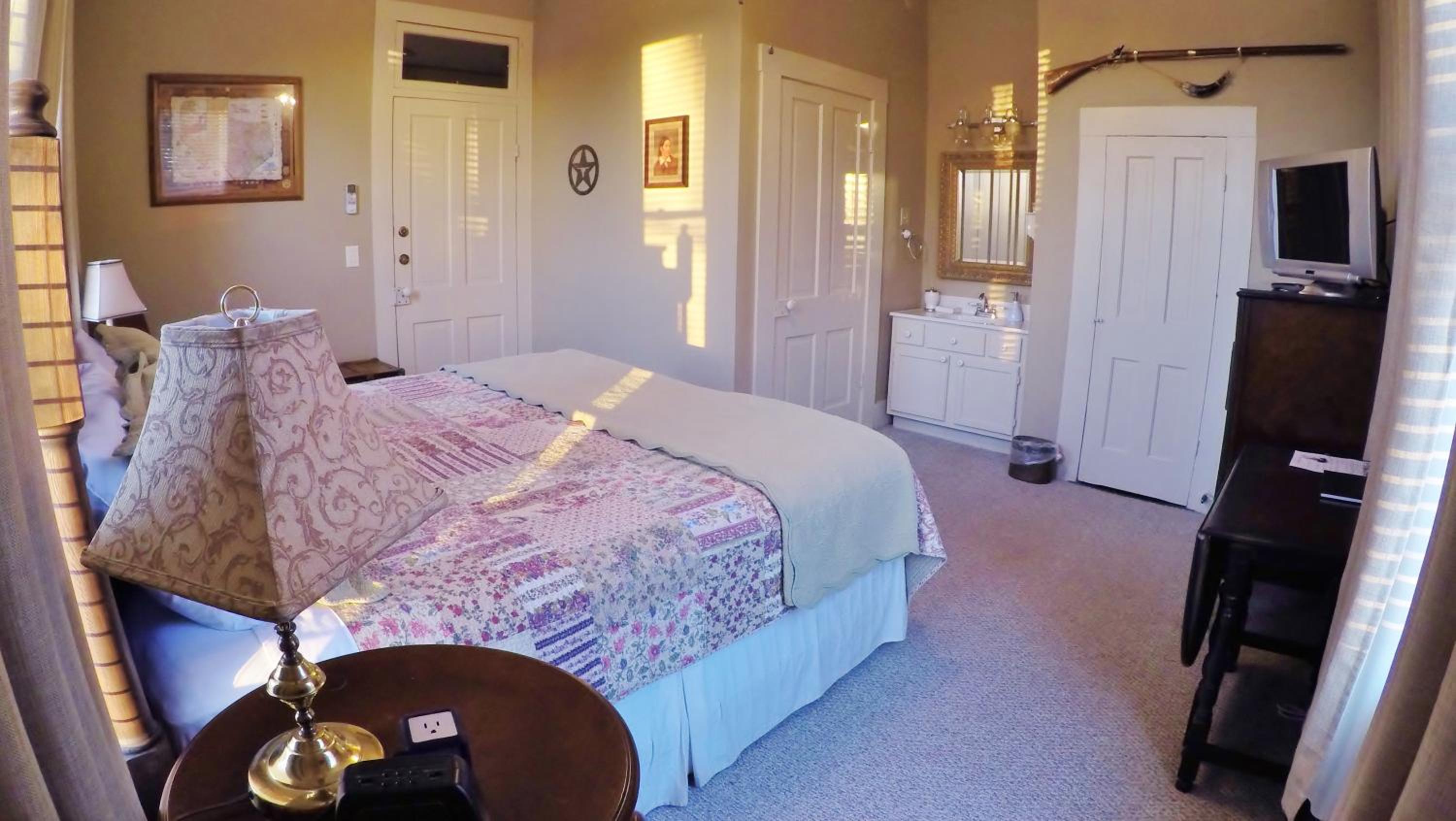 Deluxe King Room photo 1
