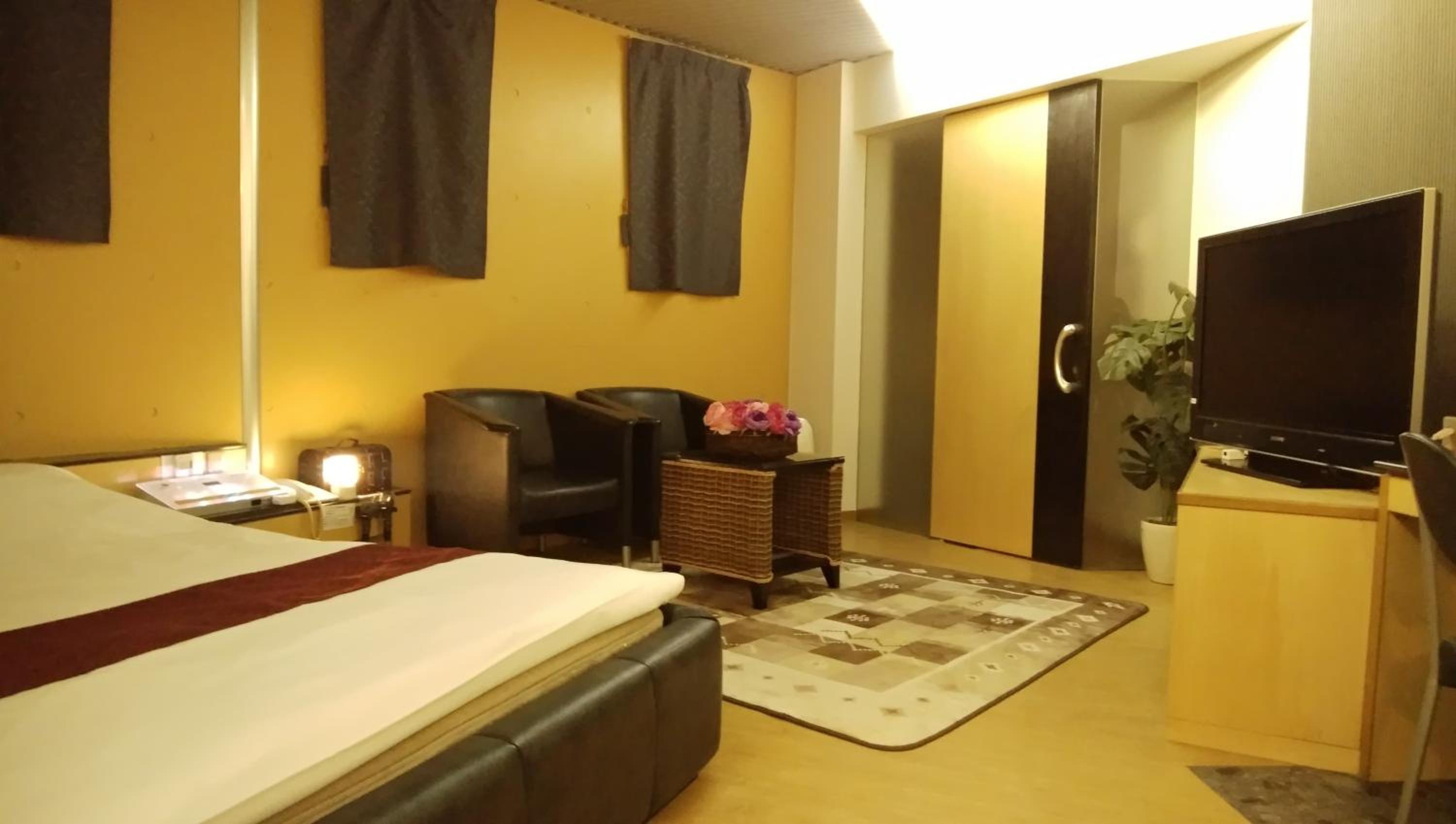 Standard King Room - Photo 7