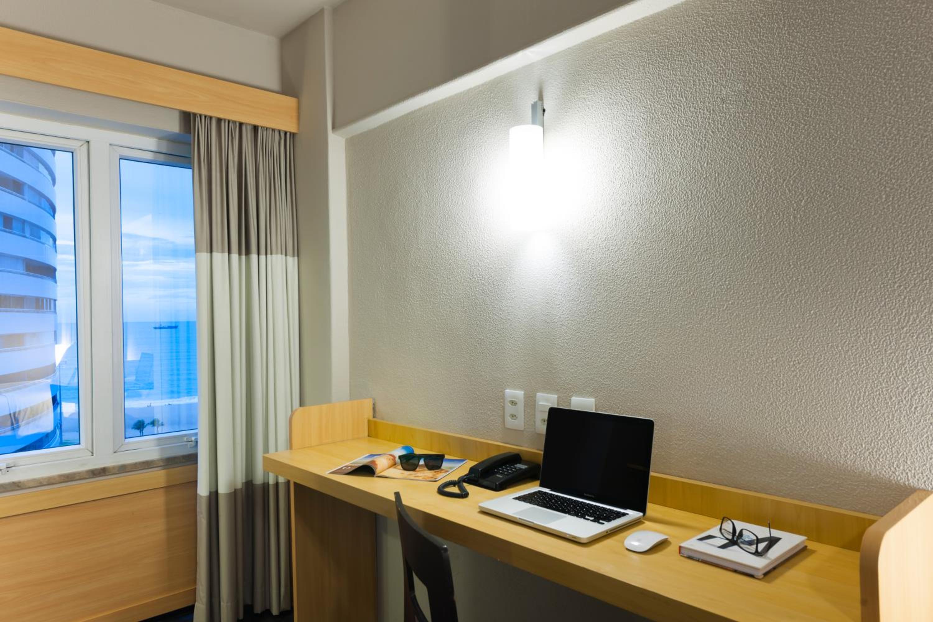 Executive One-Bedroom Apartment with Queen Bed and Partial Sea View photo 2