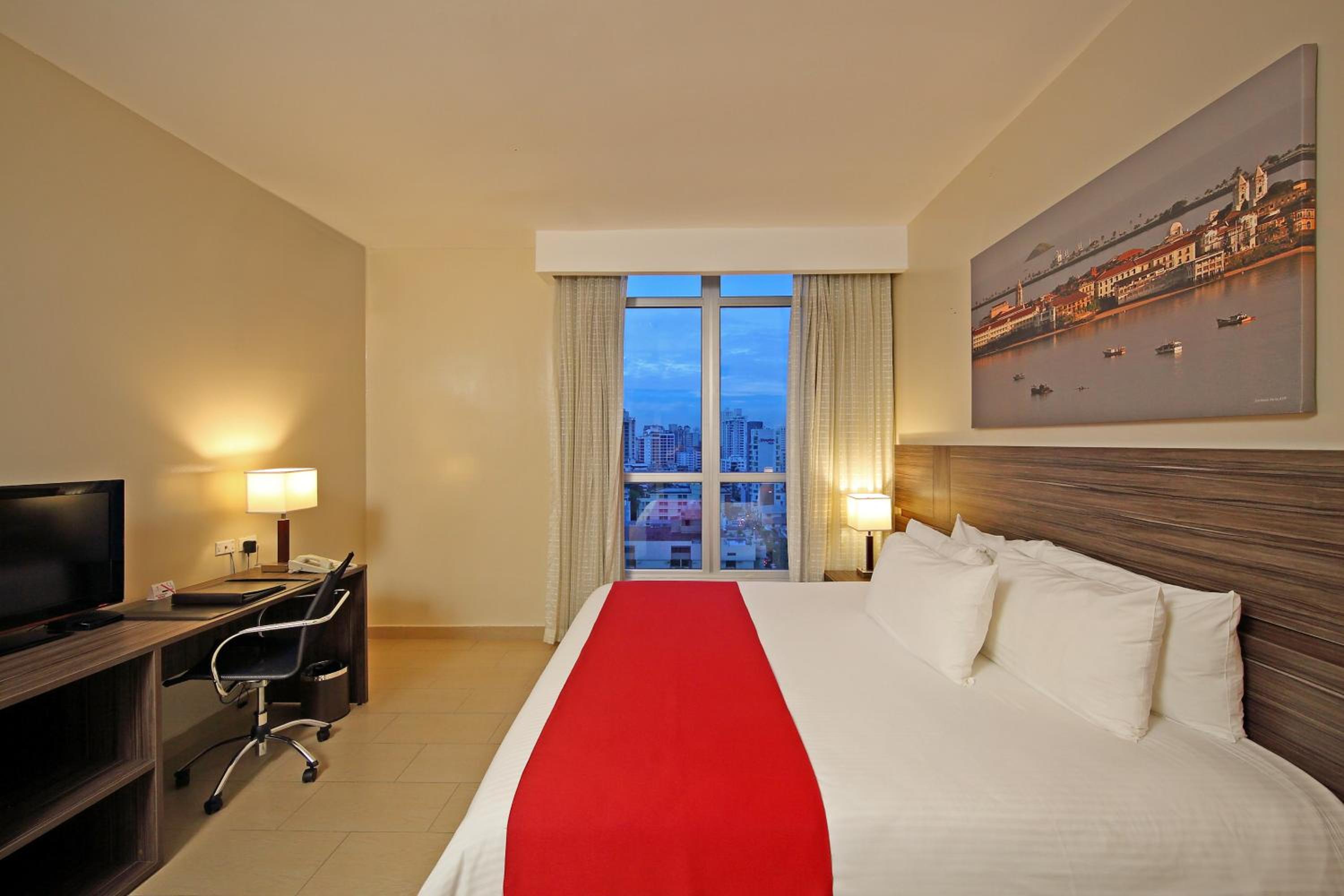 Deluxe King Room - Non-Smoking - Photo 3