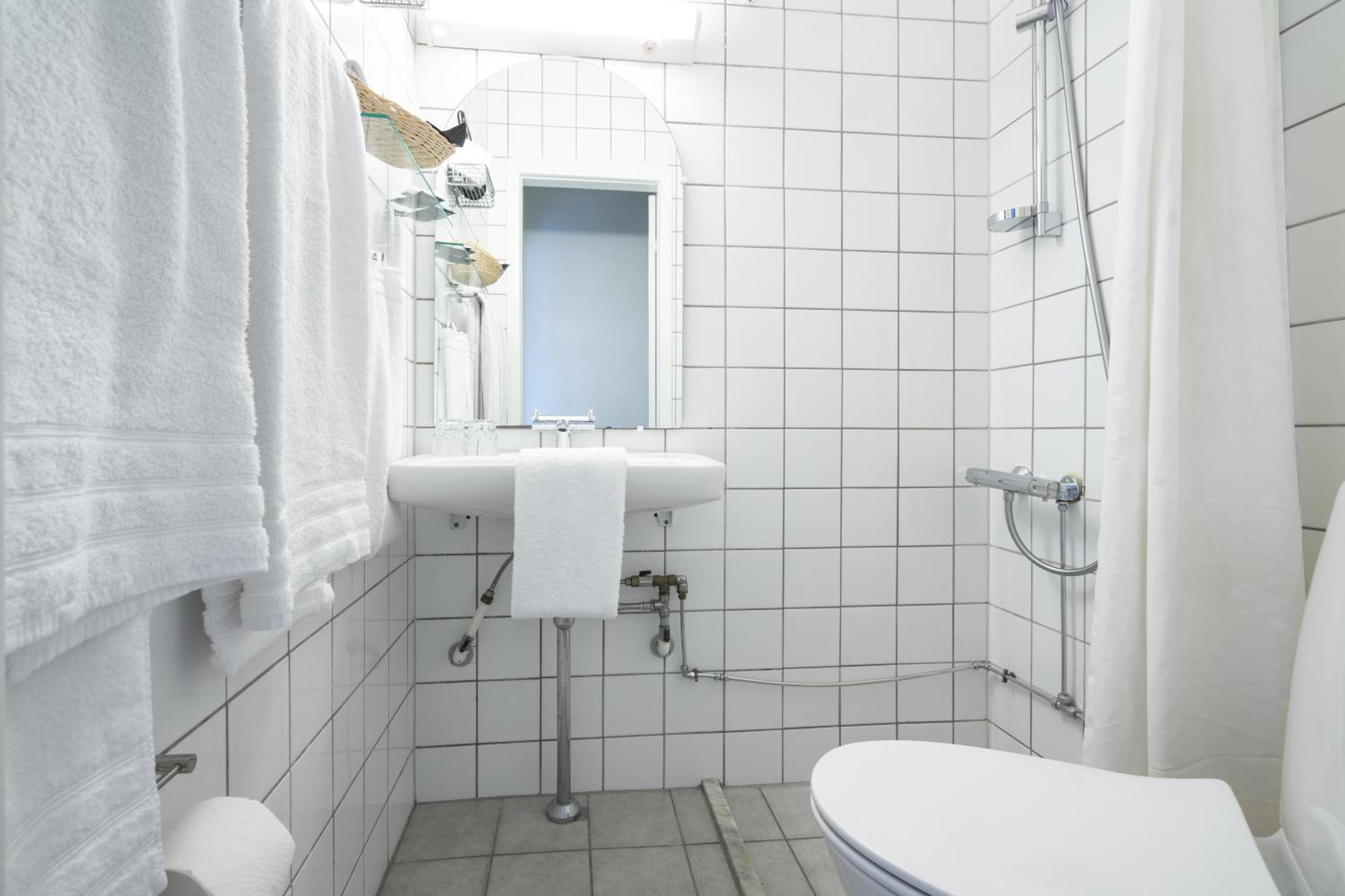Standard Double or Twin Room - Photo 8