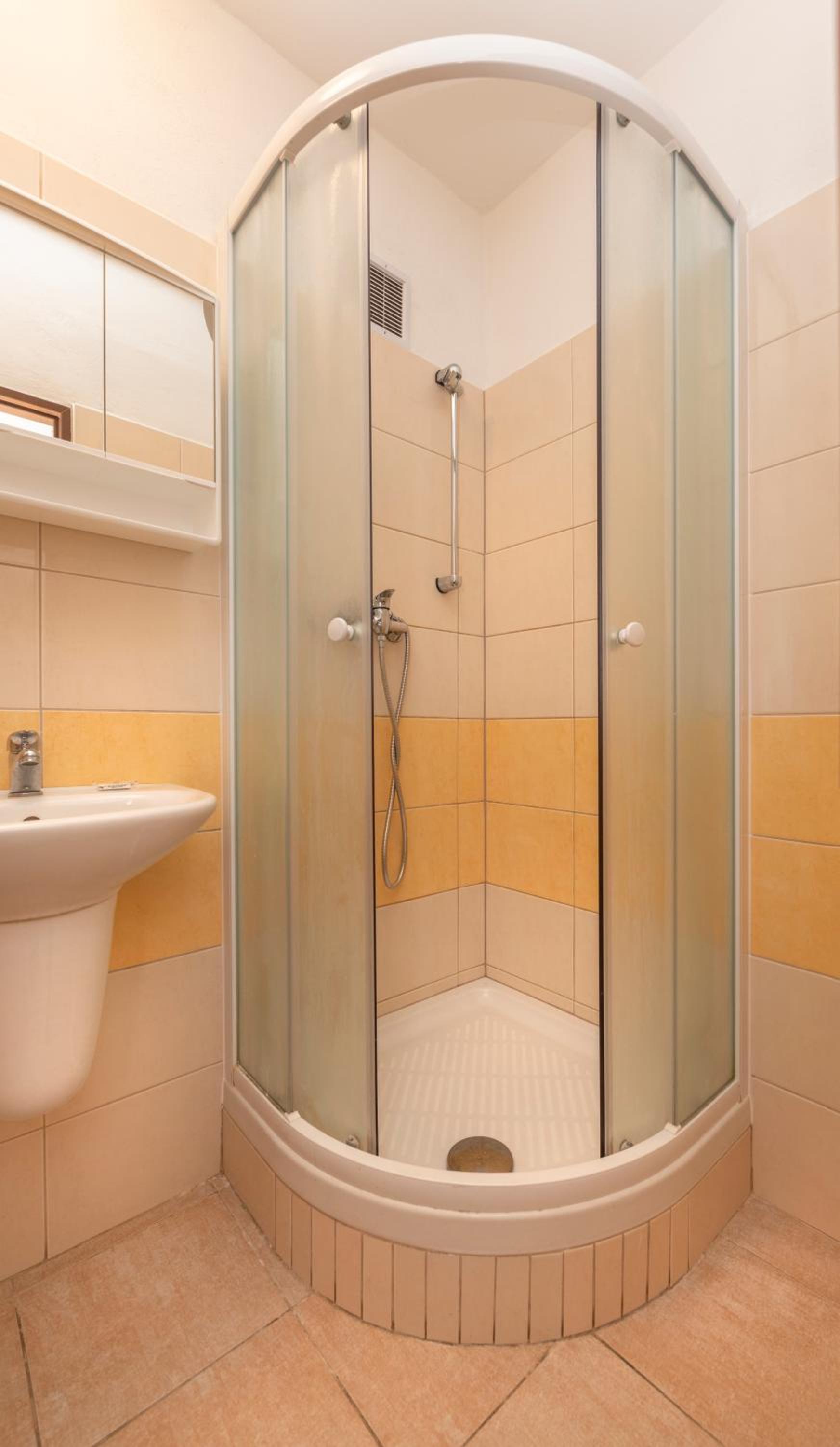 Quadruple Room - Photo 3