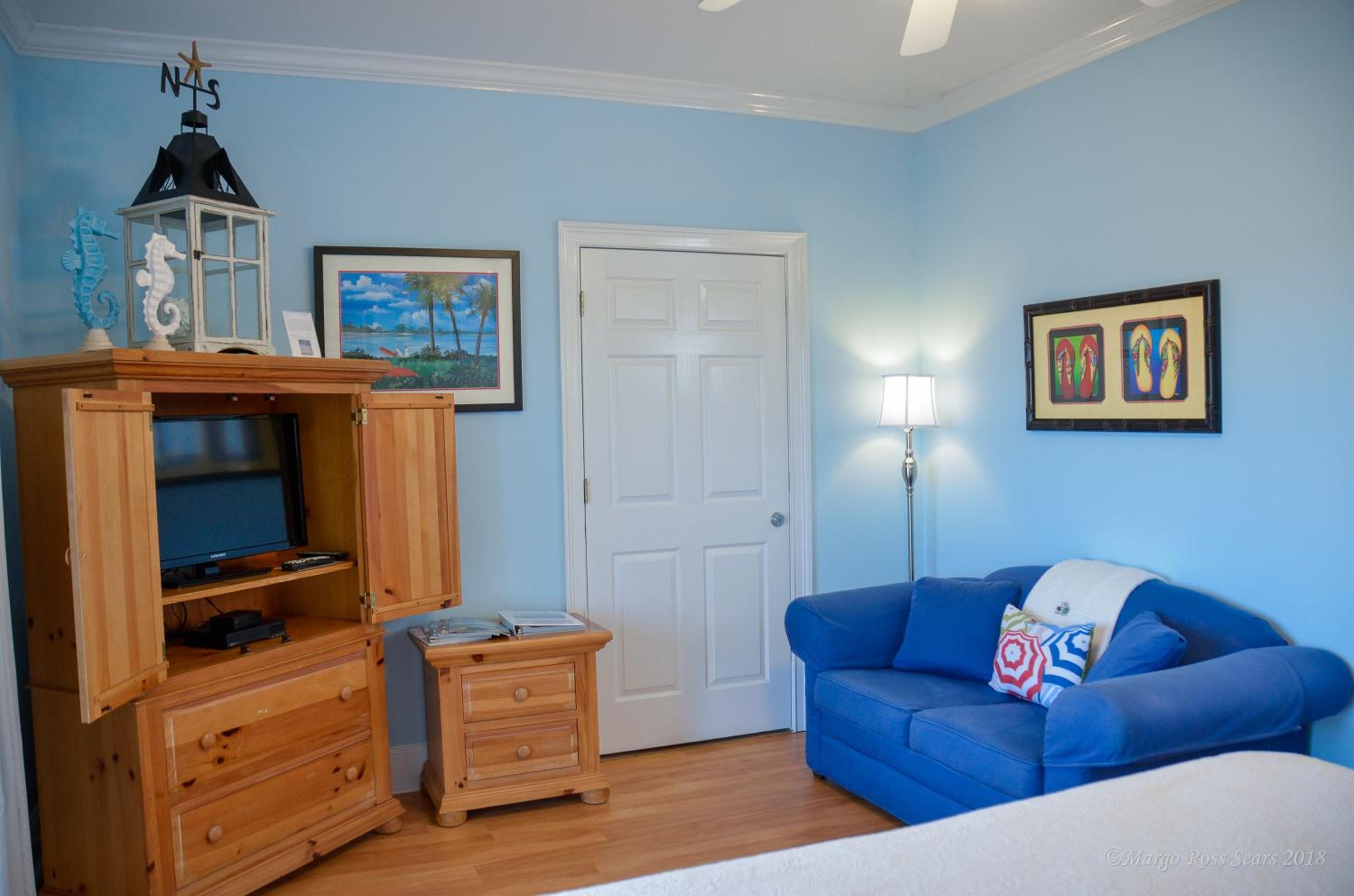 King Room with Roll-In Shower - Disability Access photo 3