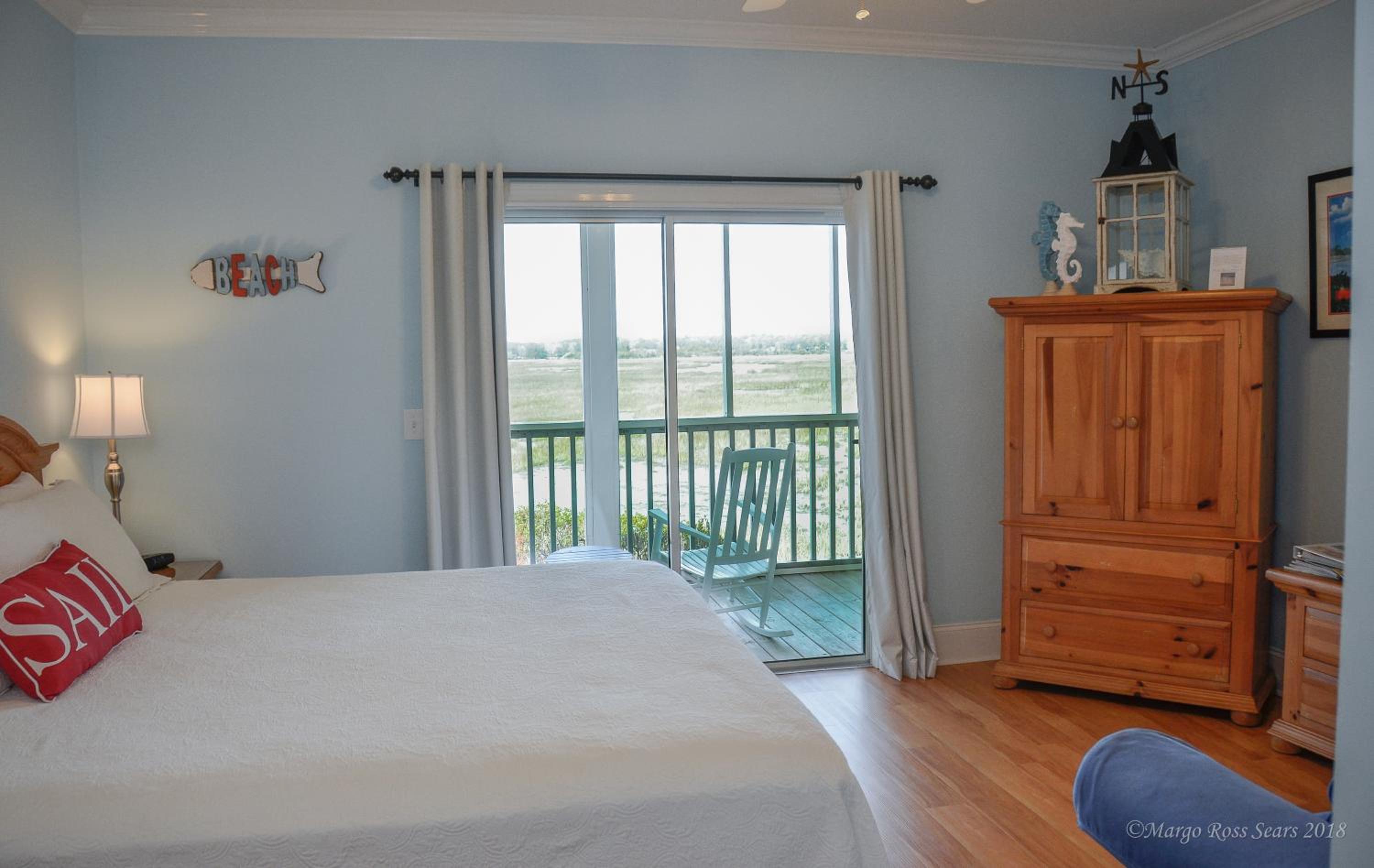 King Room with Roll-In Shower - Disability Access photo 2