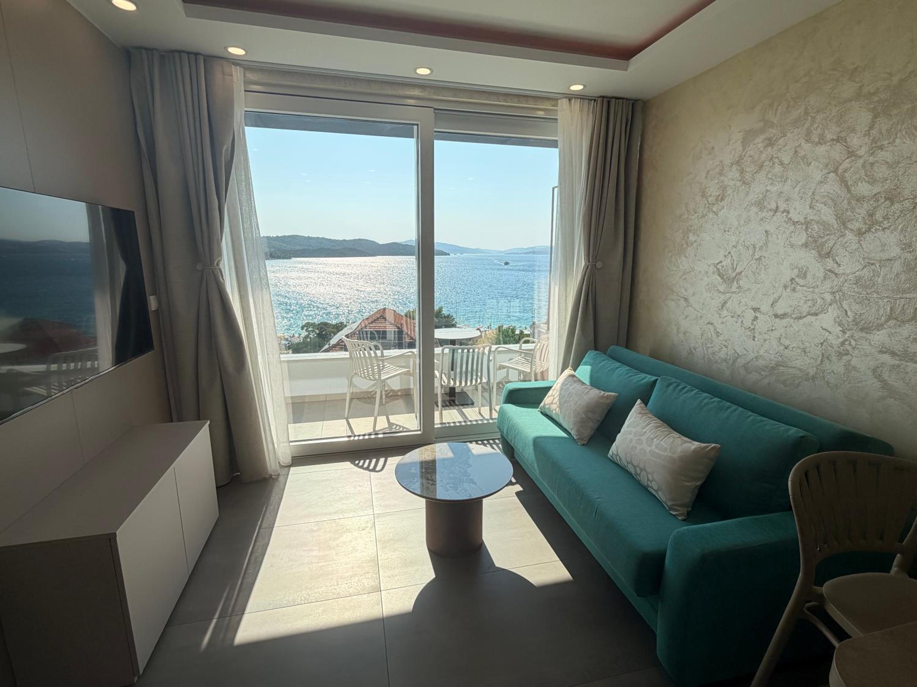 Deluxe One-Bedroom Apartment with Ocean View