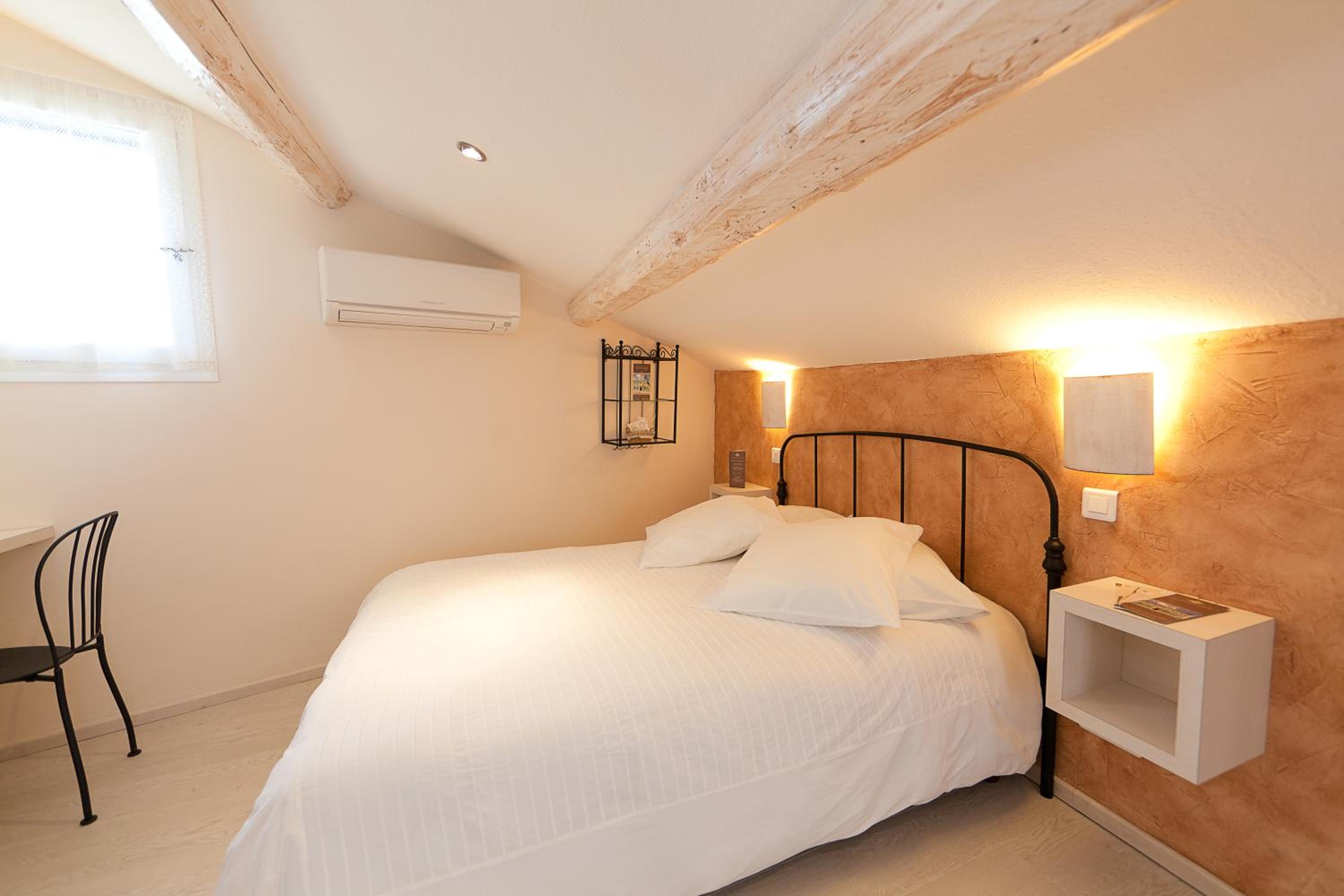 Standard Double Room - Photo 2