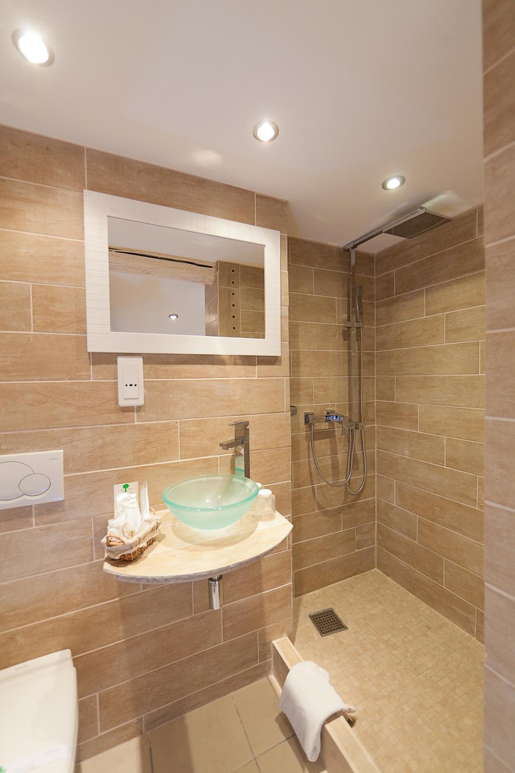Standard Double Room - Photo 8