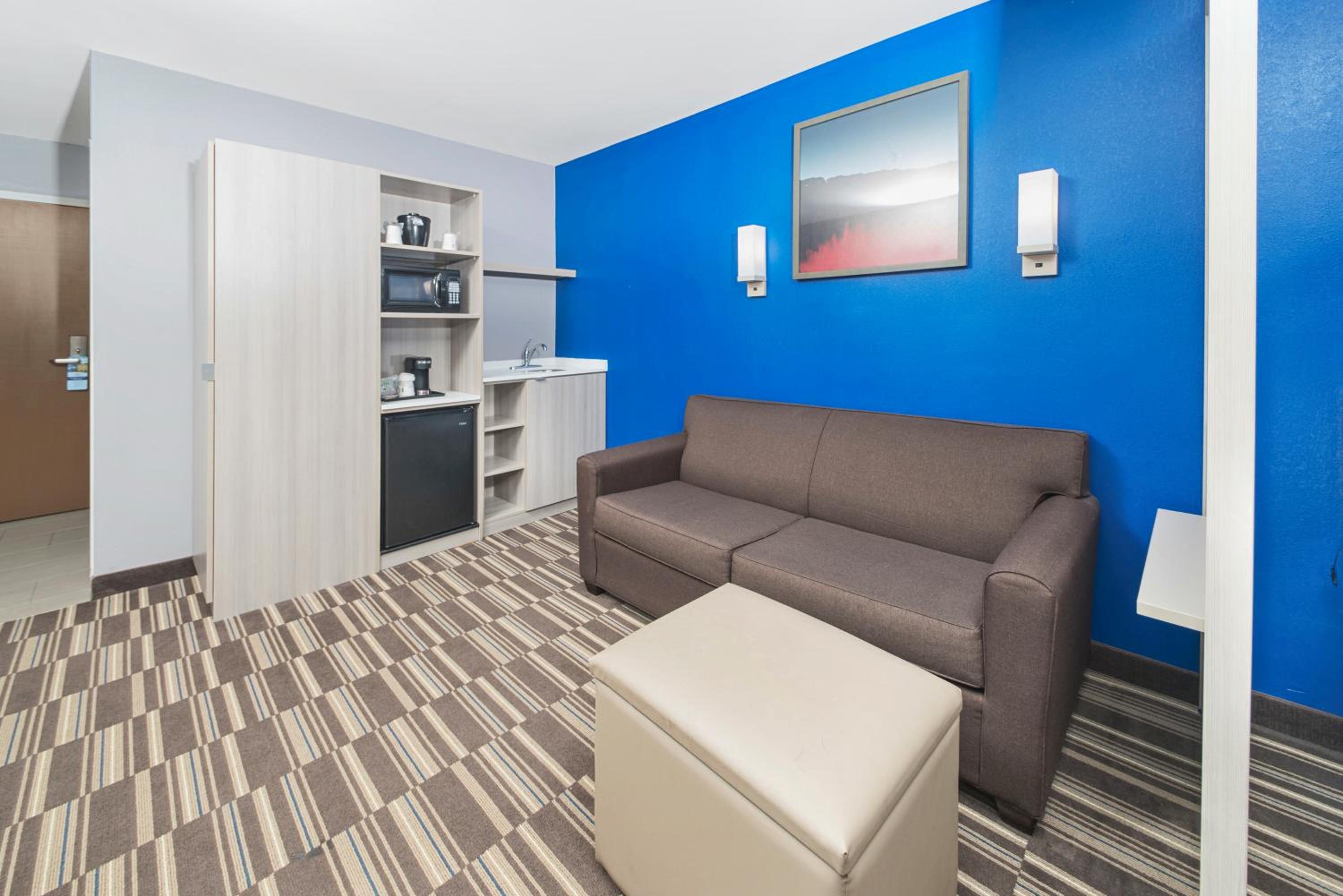 Queen Studio Suite - Non-Smoking - Photo 3