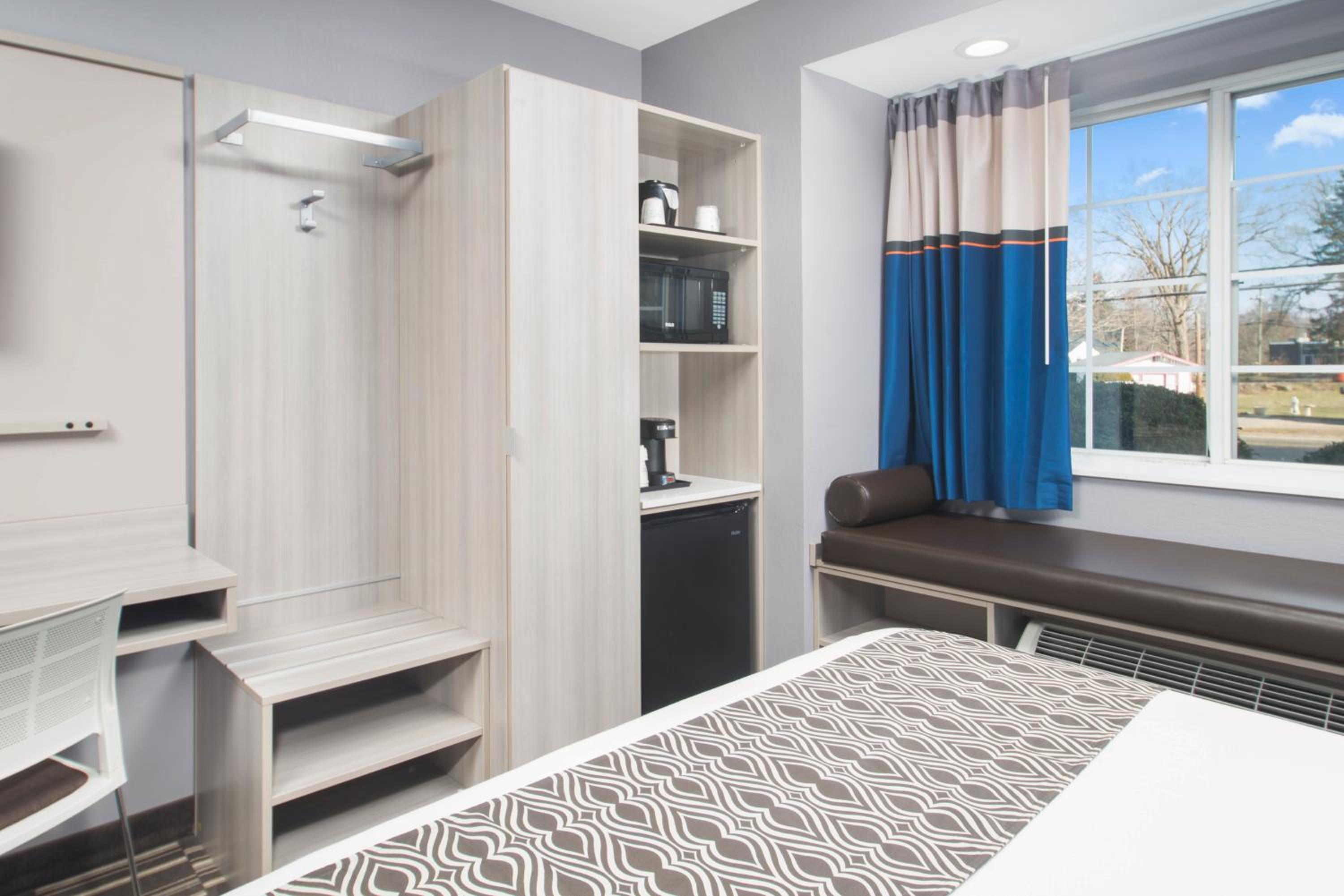 Queen Room with Two Queen Beds - Non-Smoking - Photo 5