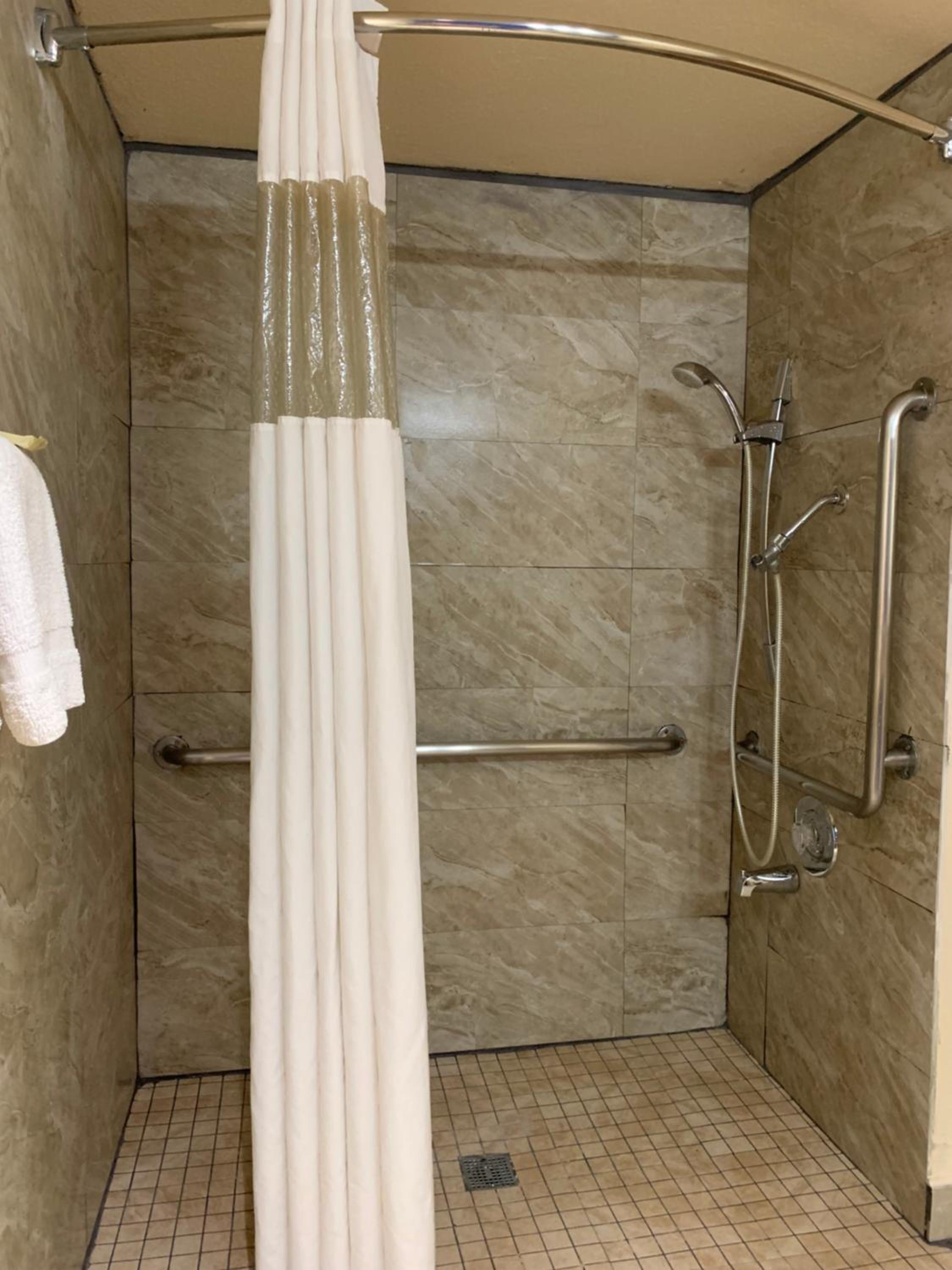 Queen Room - Disability Access - Photo 15