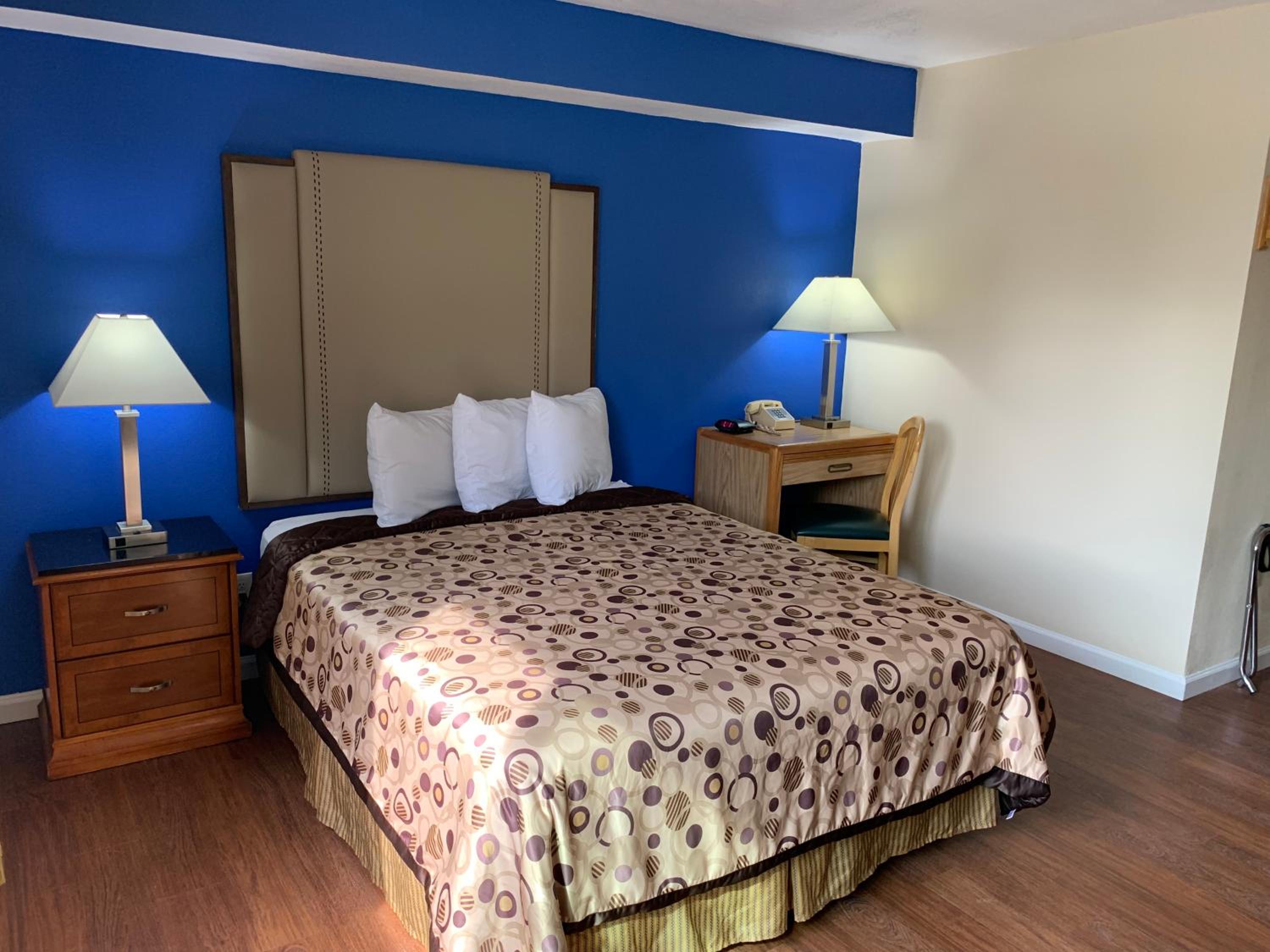 Queen Room - Disability Access - Photo 25