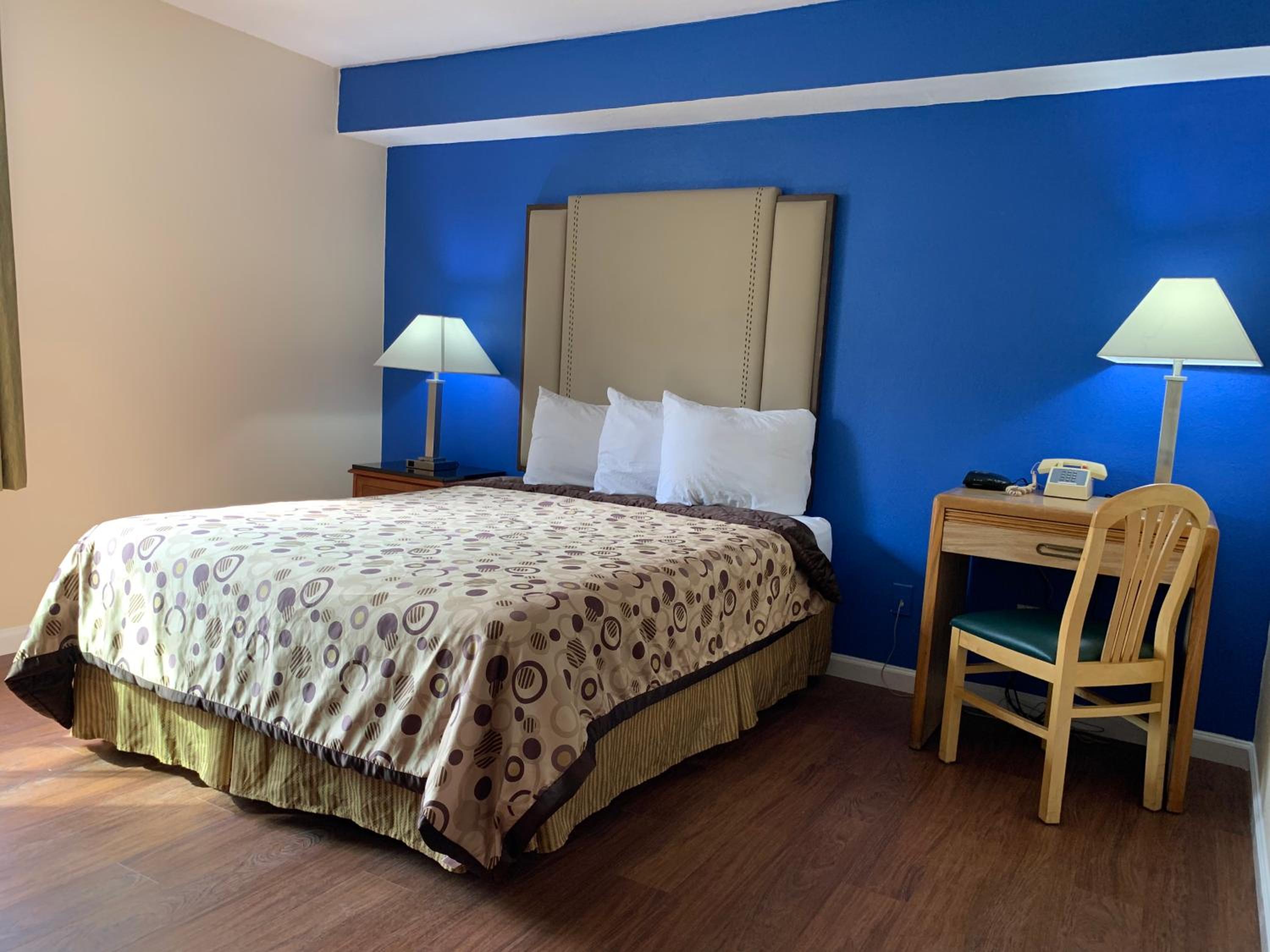 Queen Room - Disability Access - Photo 1
