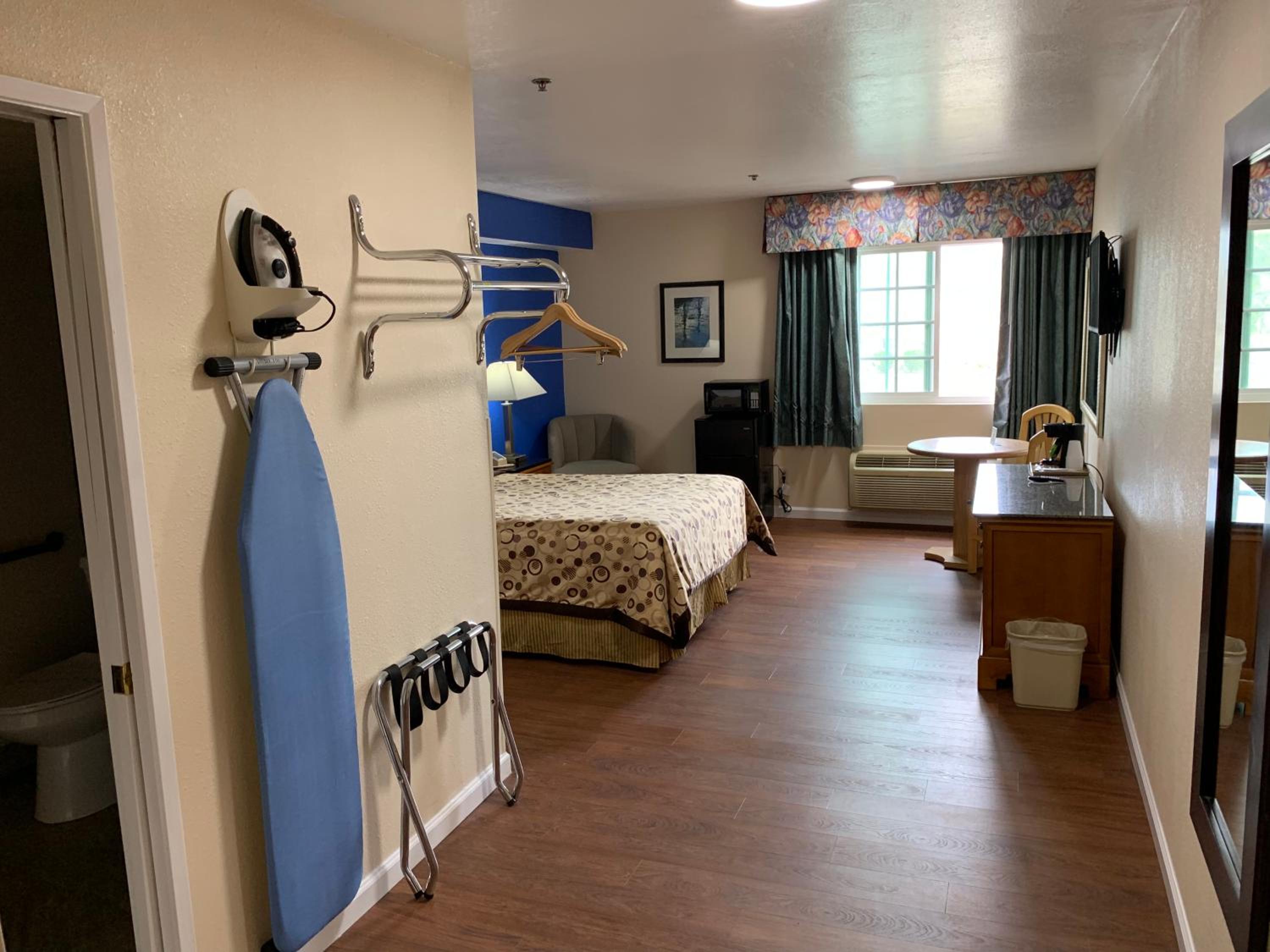 Queen Room - Disability Access - Photo 18