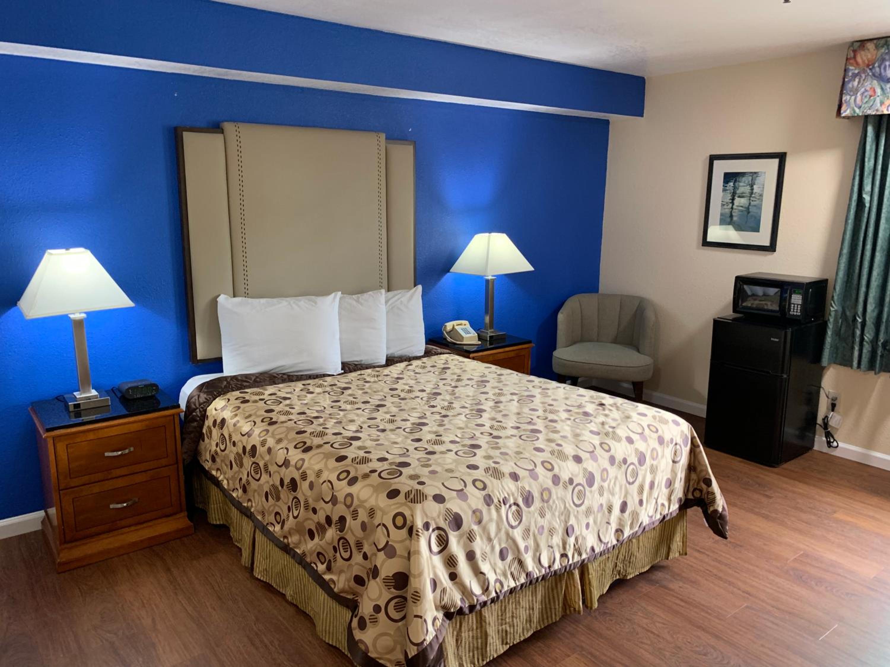 Queen Room - Disability Access - Photo 23
