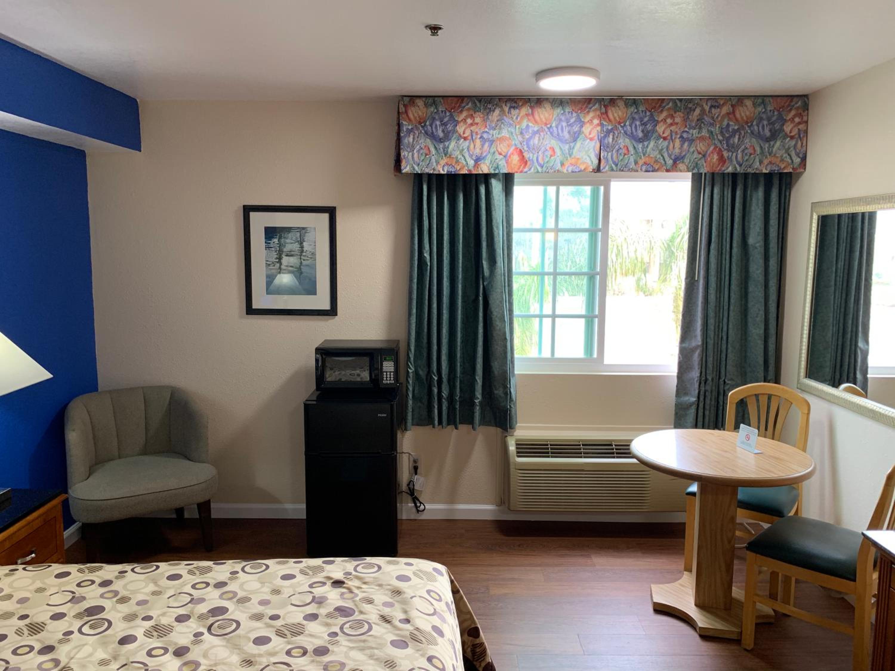 Queen Room - Disability Access - Photo 19