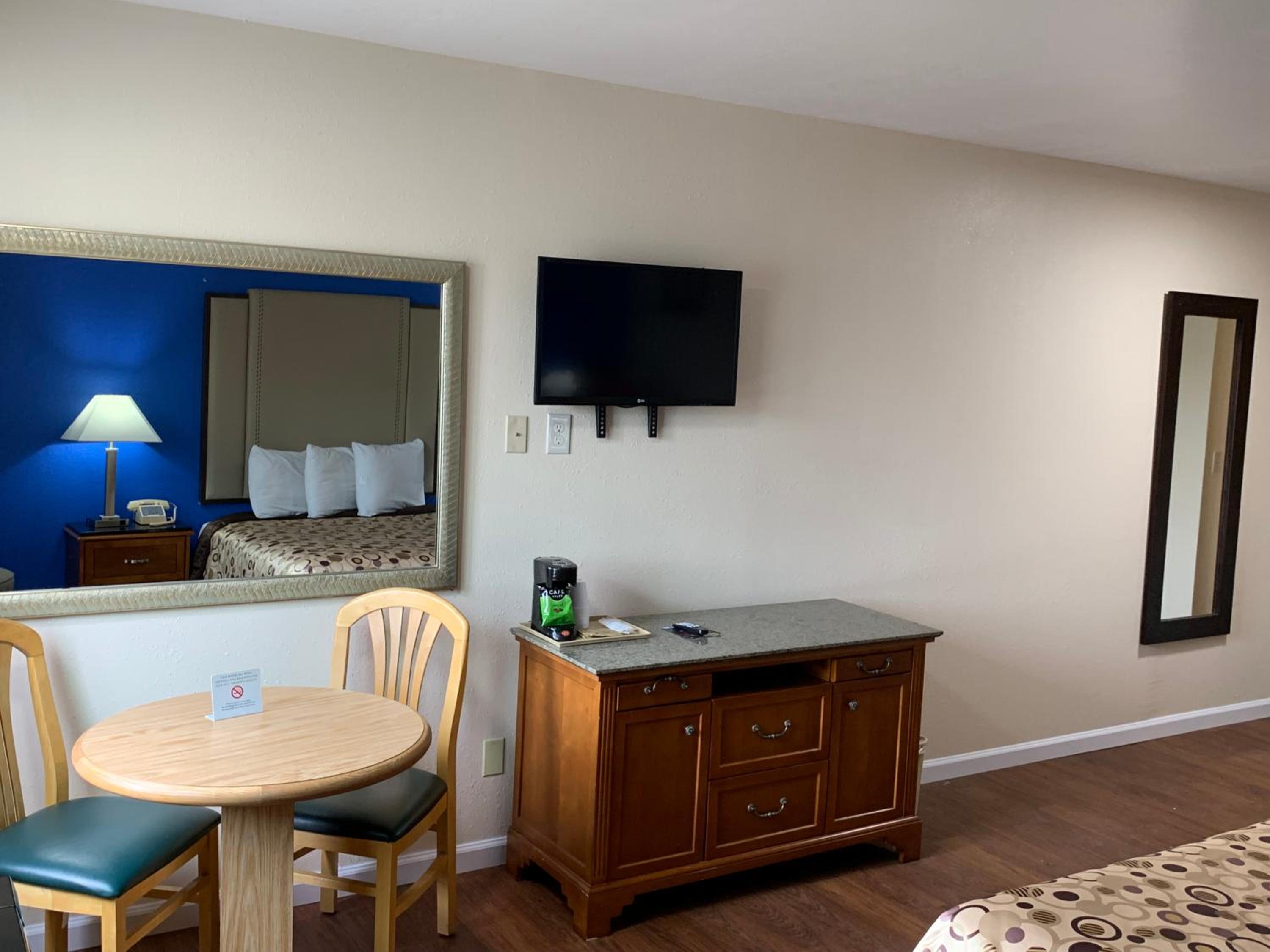 Queen Room - Disability Access - Photo 20