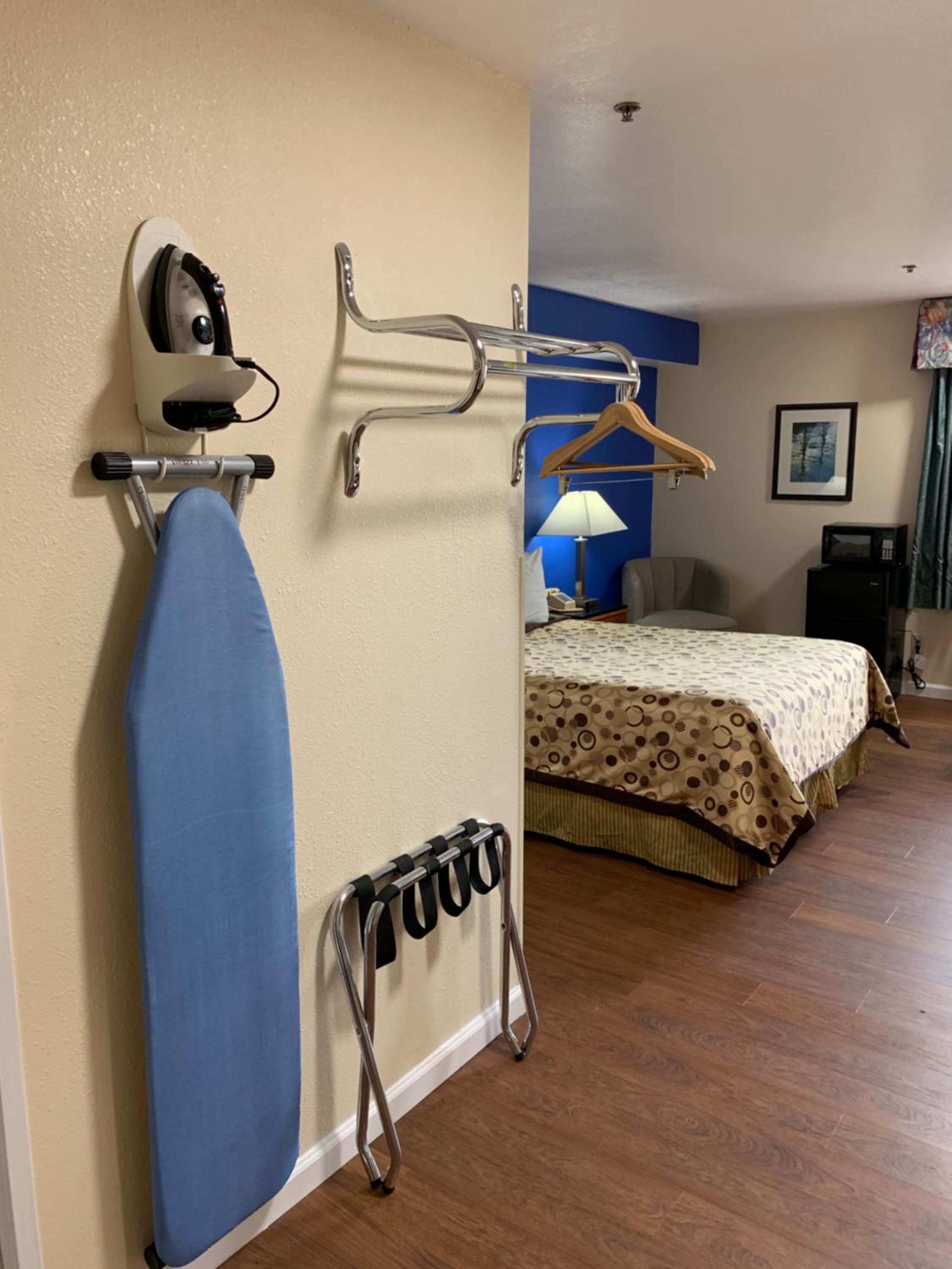 Queen Room - Disability Access - Photo 21
