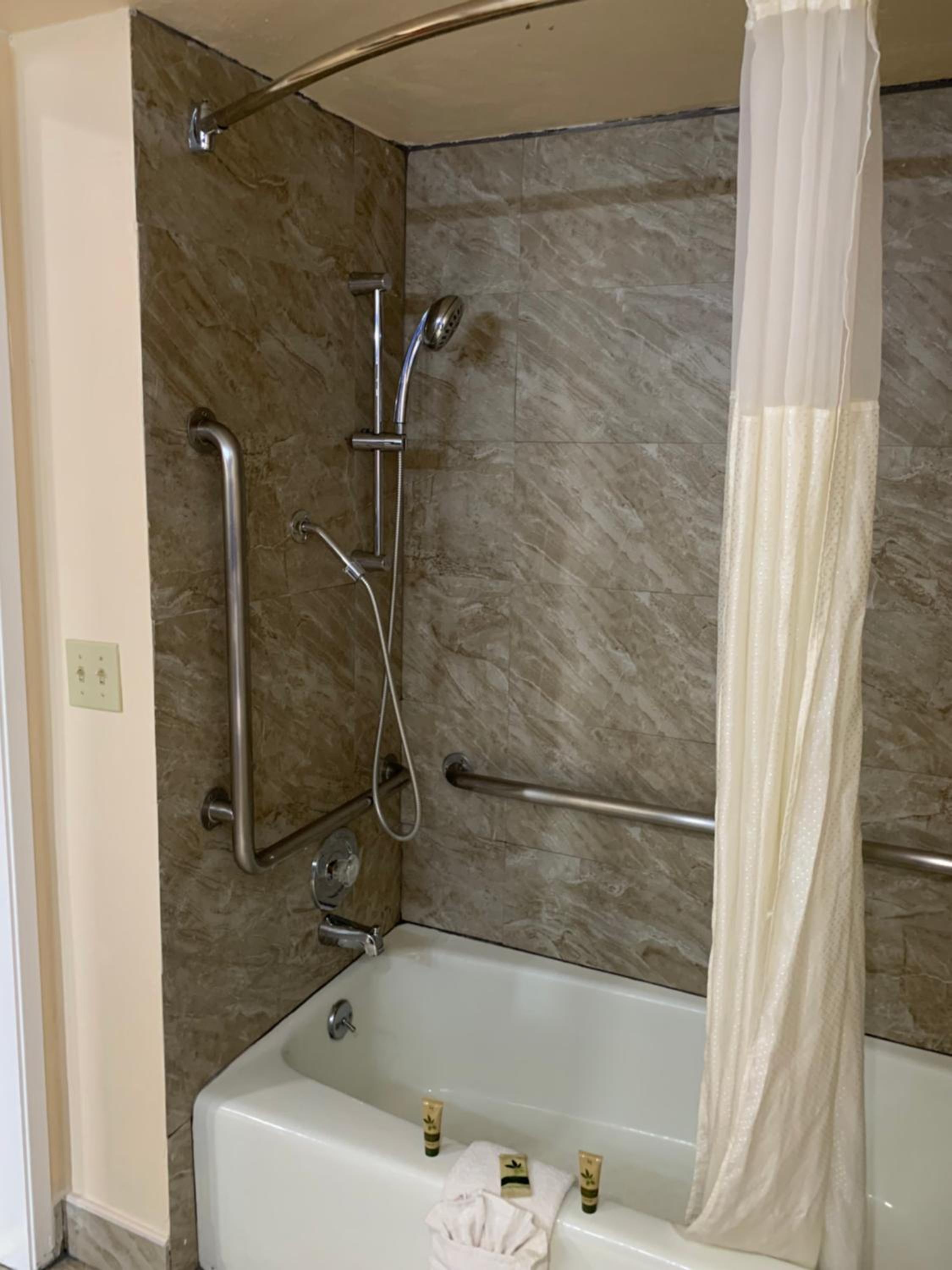 Queen Room - Disability Access - Photo 14