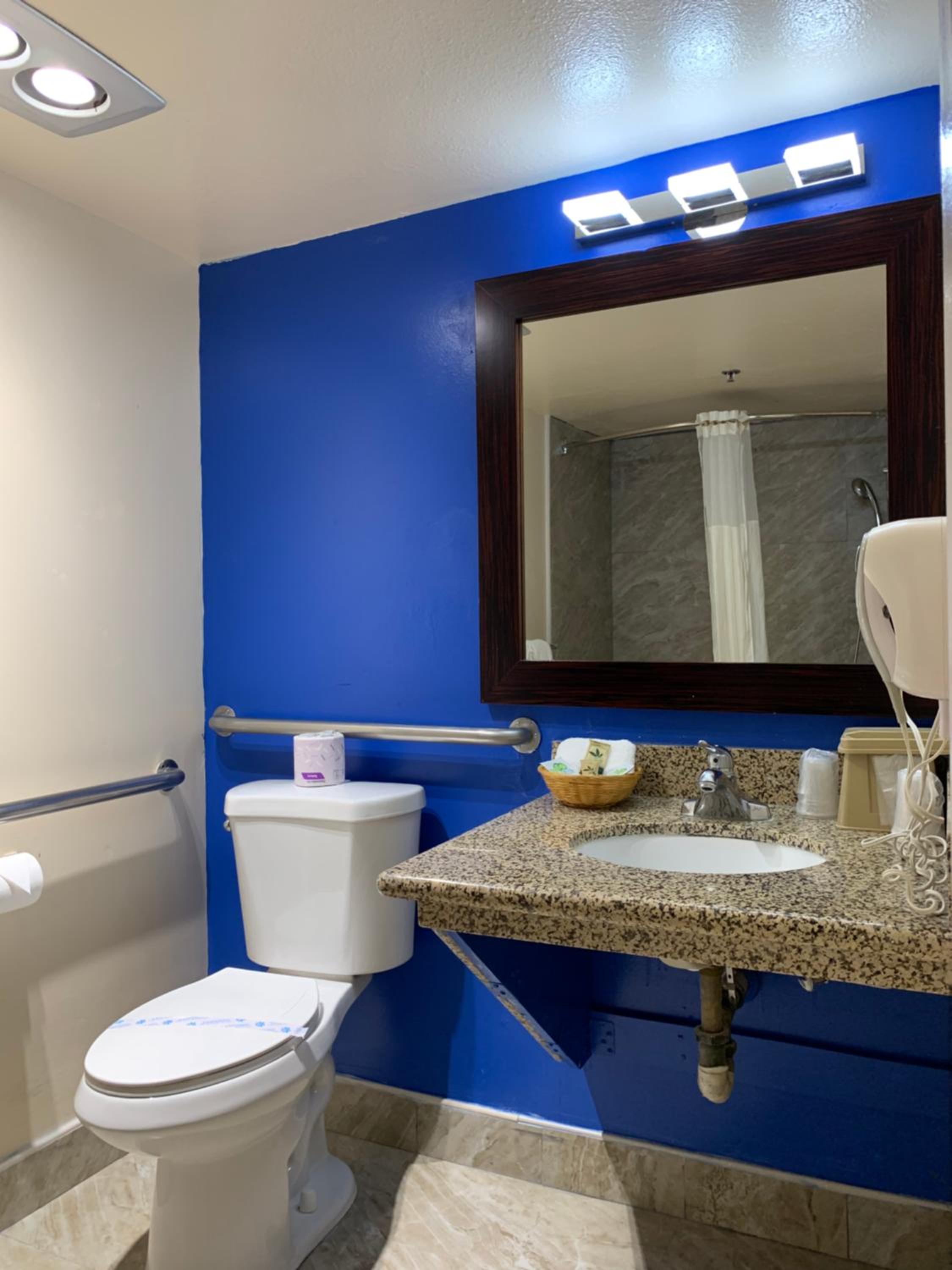 Queen Room - Disability Access - Photo 12