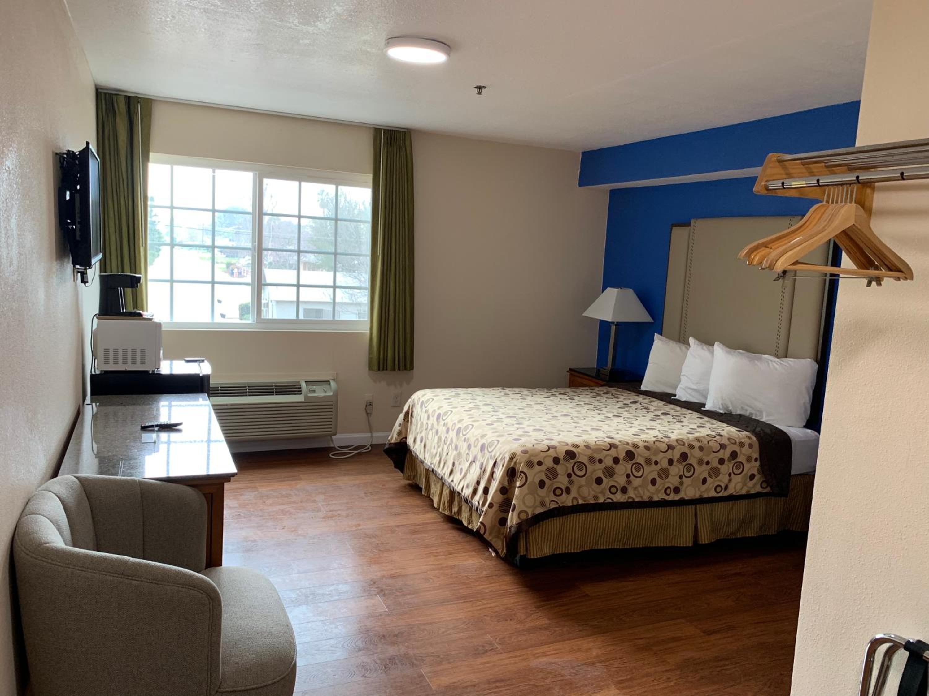 Queen Room - Disability Access - Photo 22