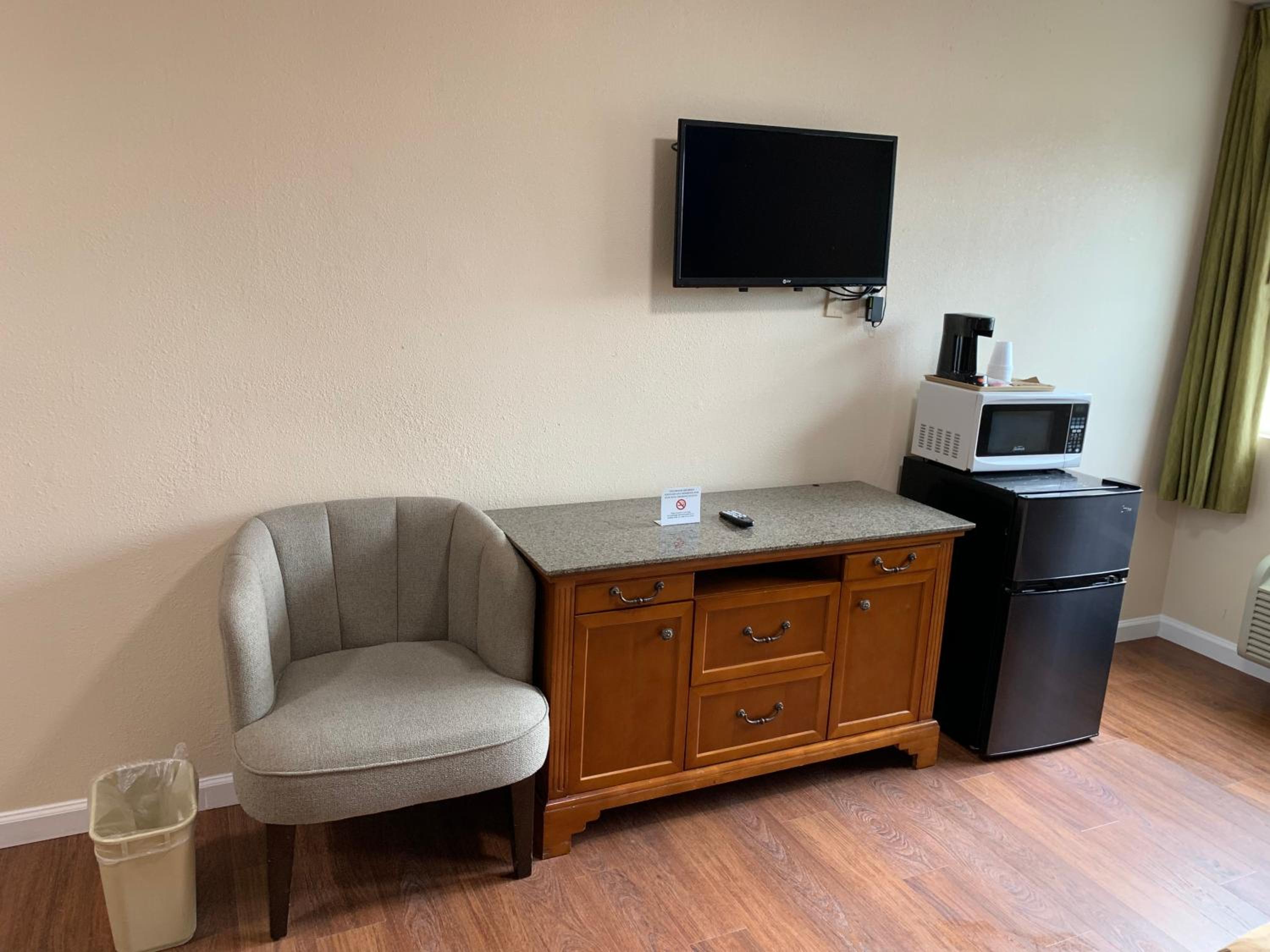 Queen Room - Disability Access - Photo 8