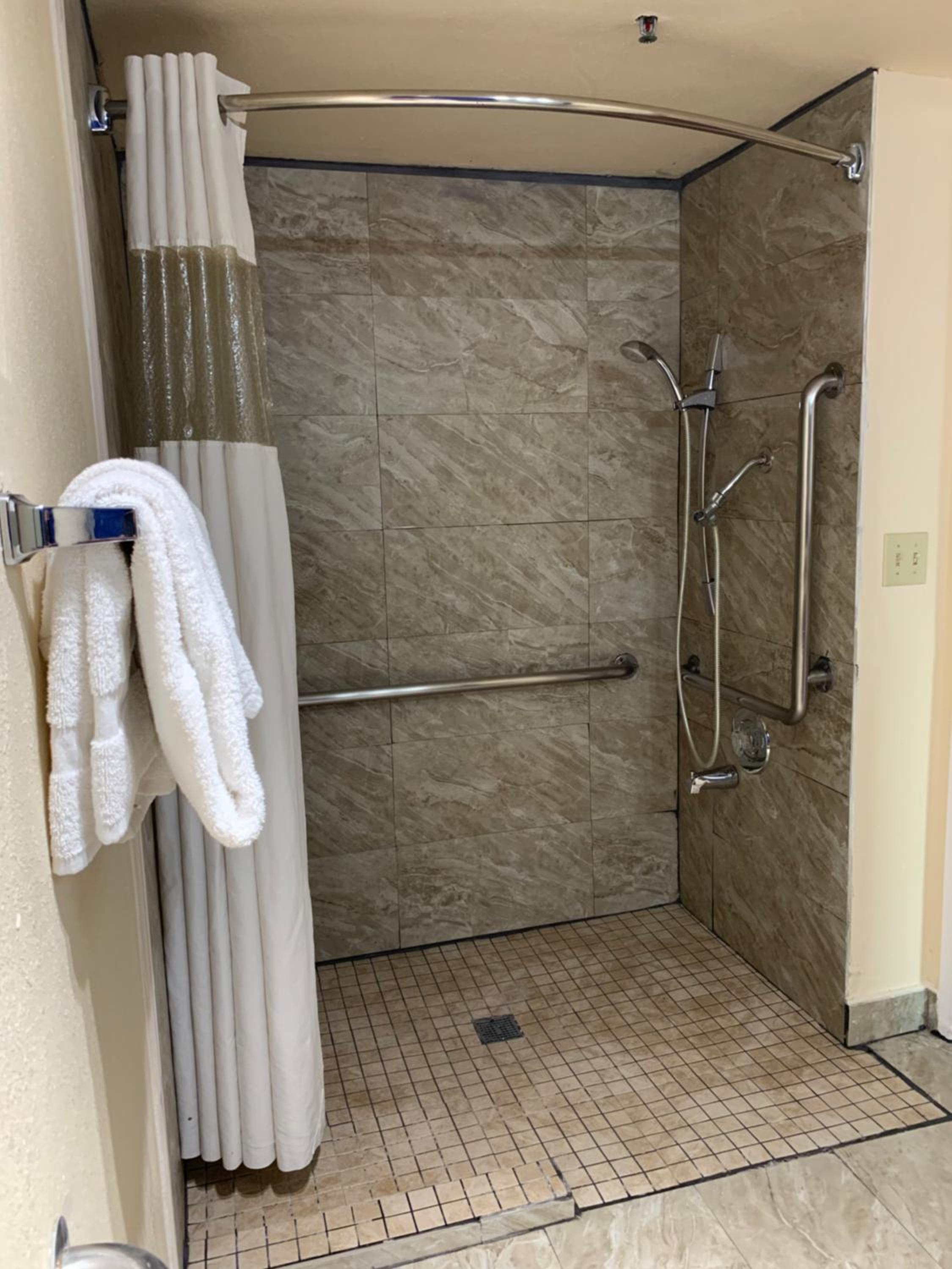 Queen Room - Disability Access - Photo 17