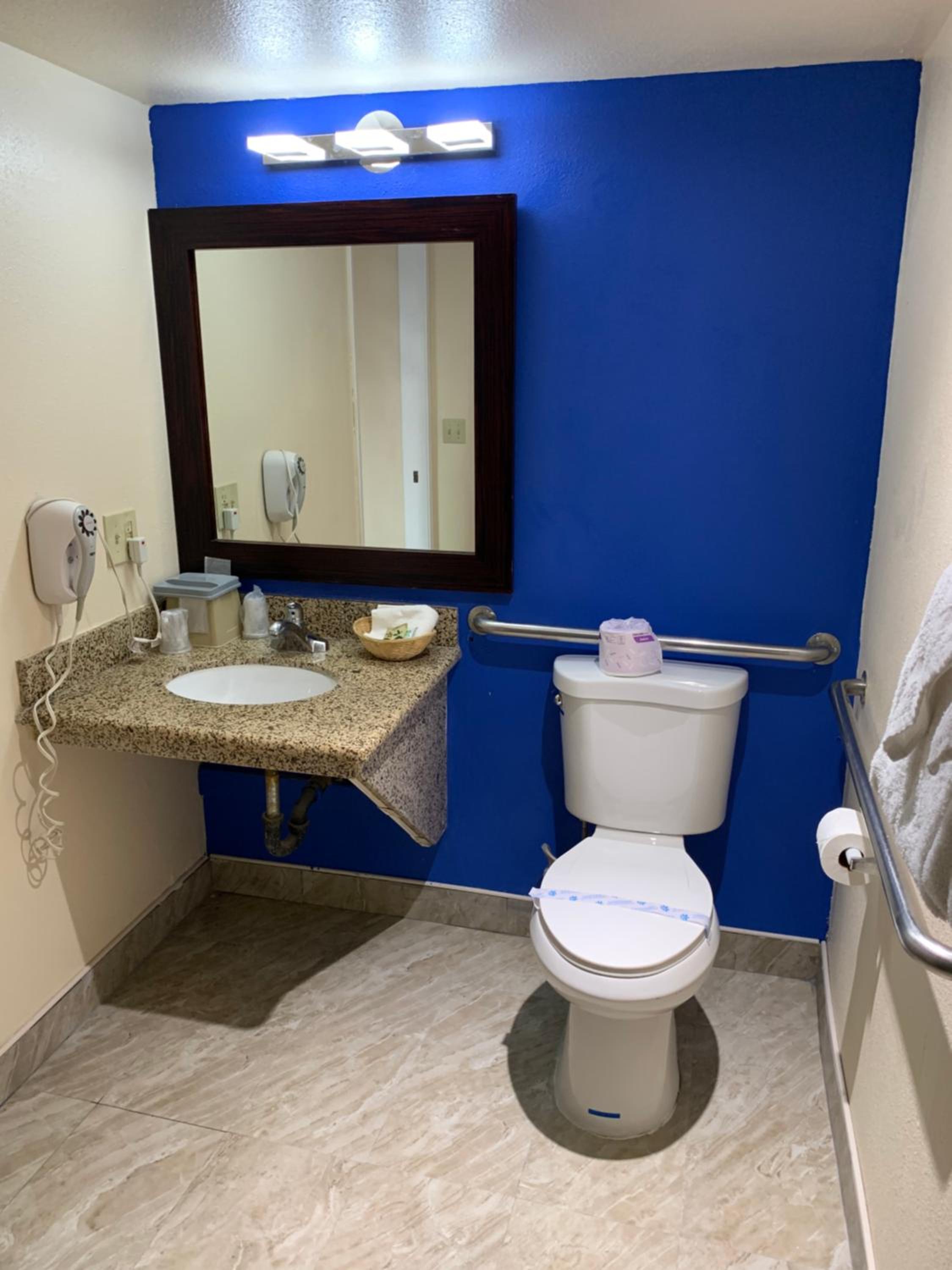 Queen Room - Disability Access - Photo 11