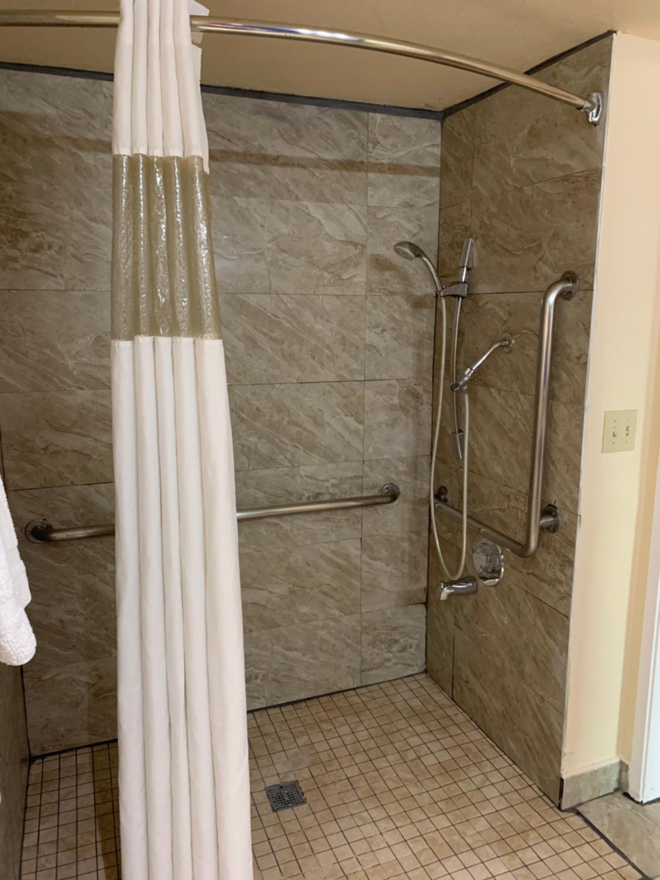 Queen Room - Disability Access - Photo 16