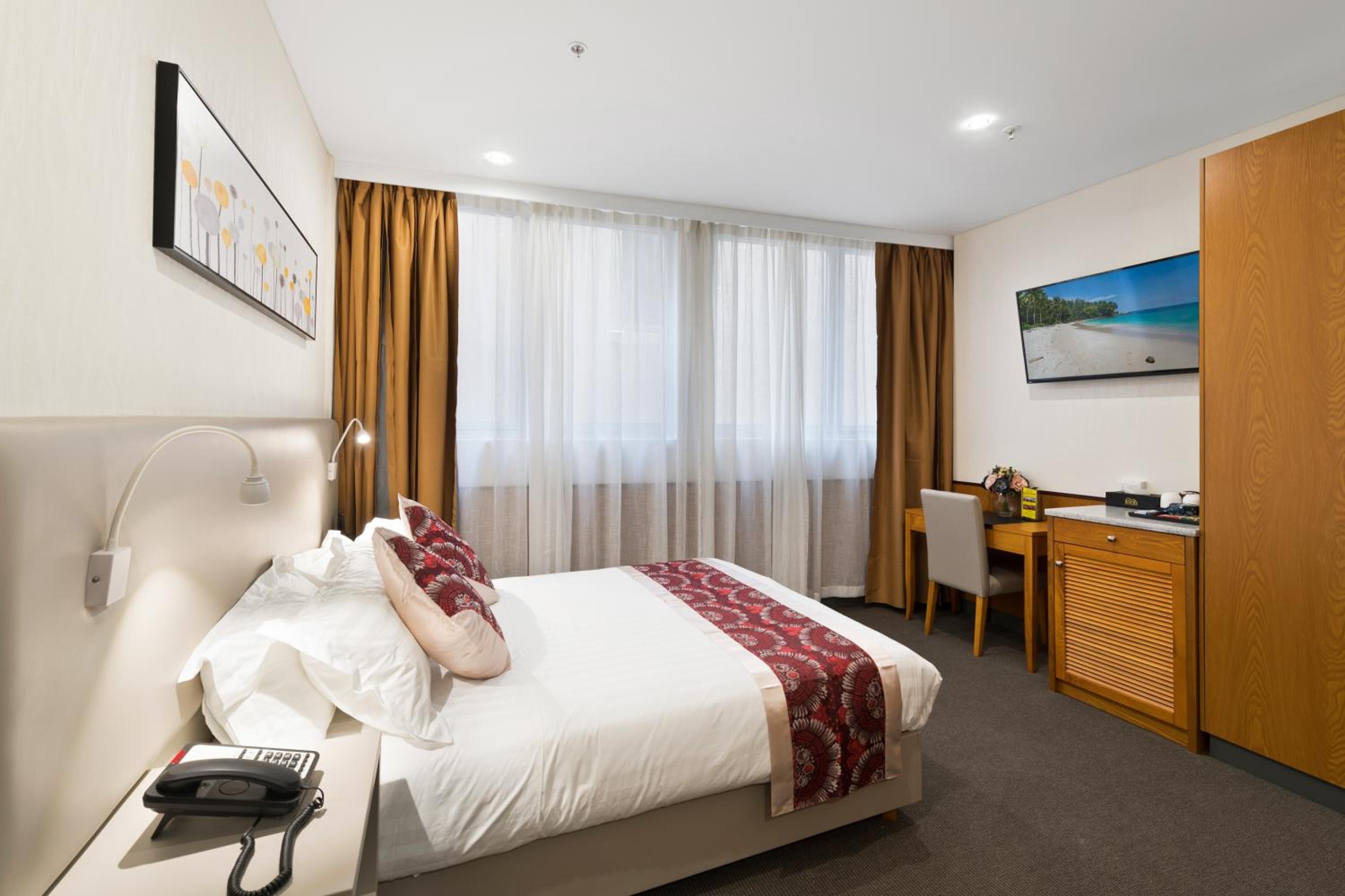 Queen Room with Weekly Housekeeping photo 2