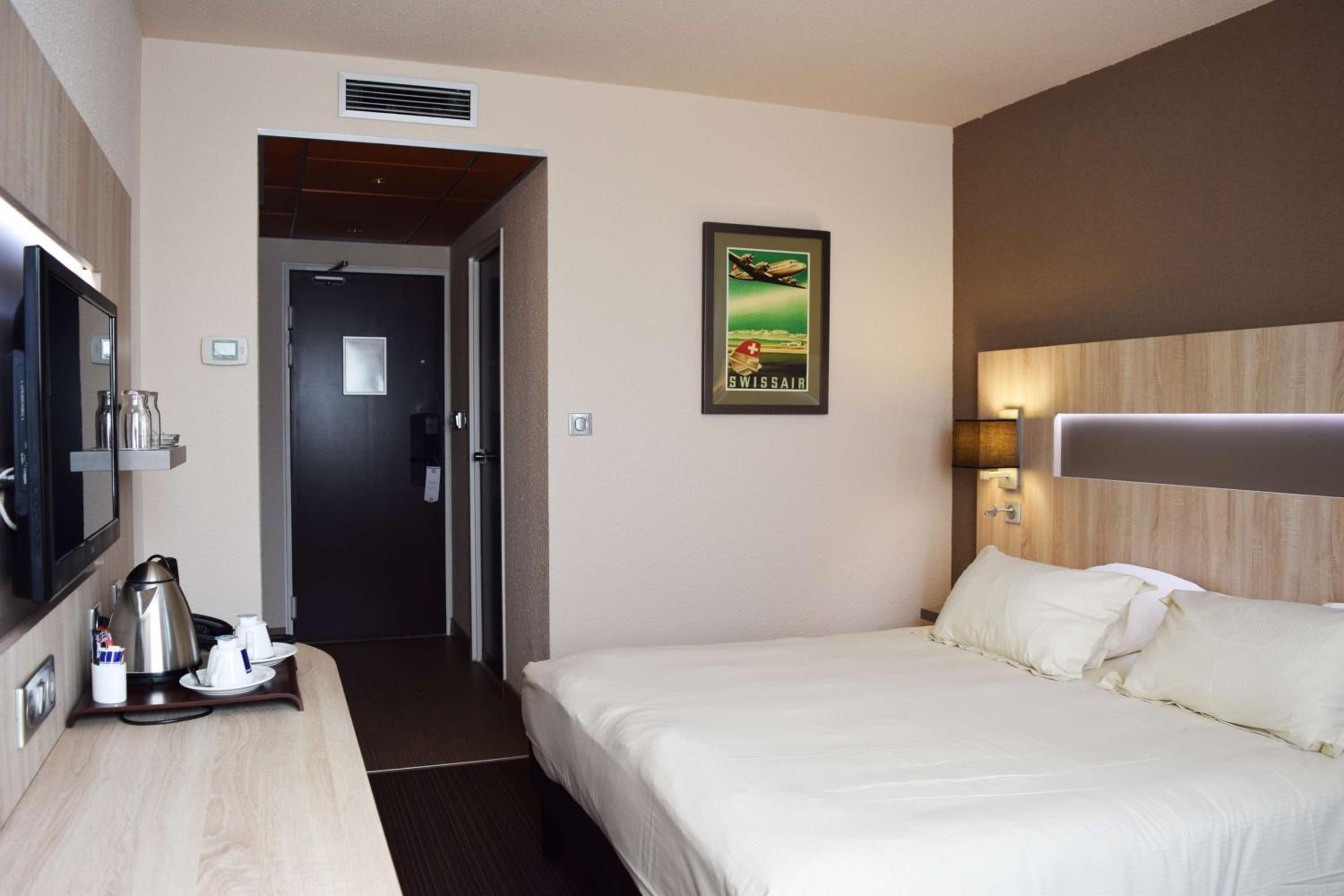 Standard Queen Room - Non-Smoking - Photo 9