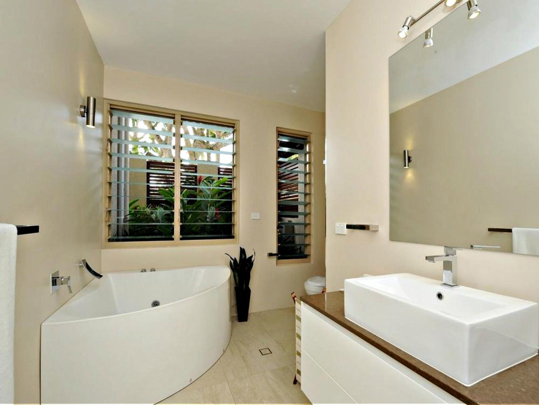 Queen Room with Water View and Spa Bath photo 2