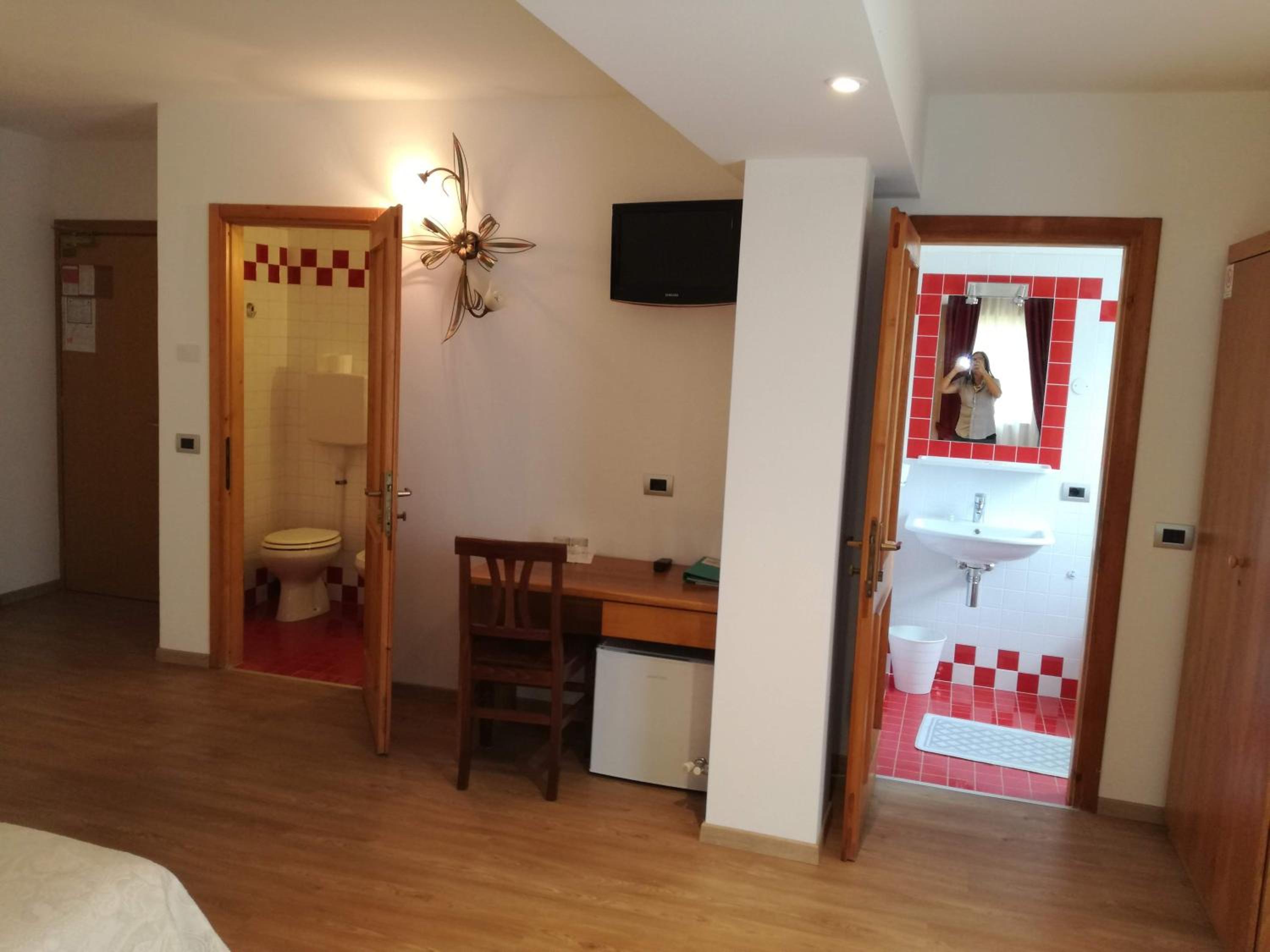 Junior Suite with Balcony - Photo 8