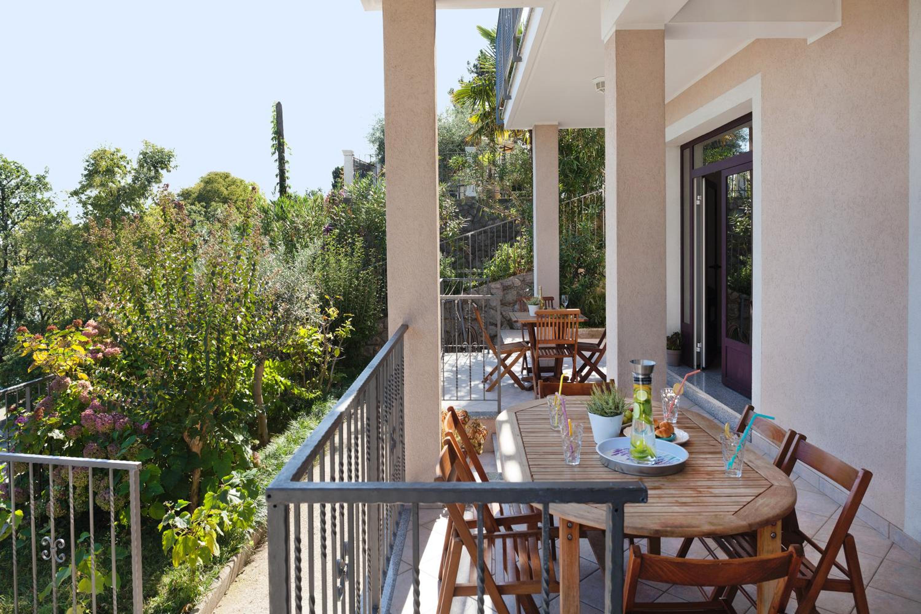 Deluxe Two-Bedroom Apartment with Terrace and Sea View photo 2